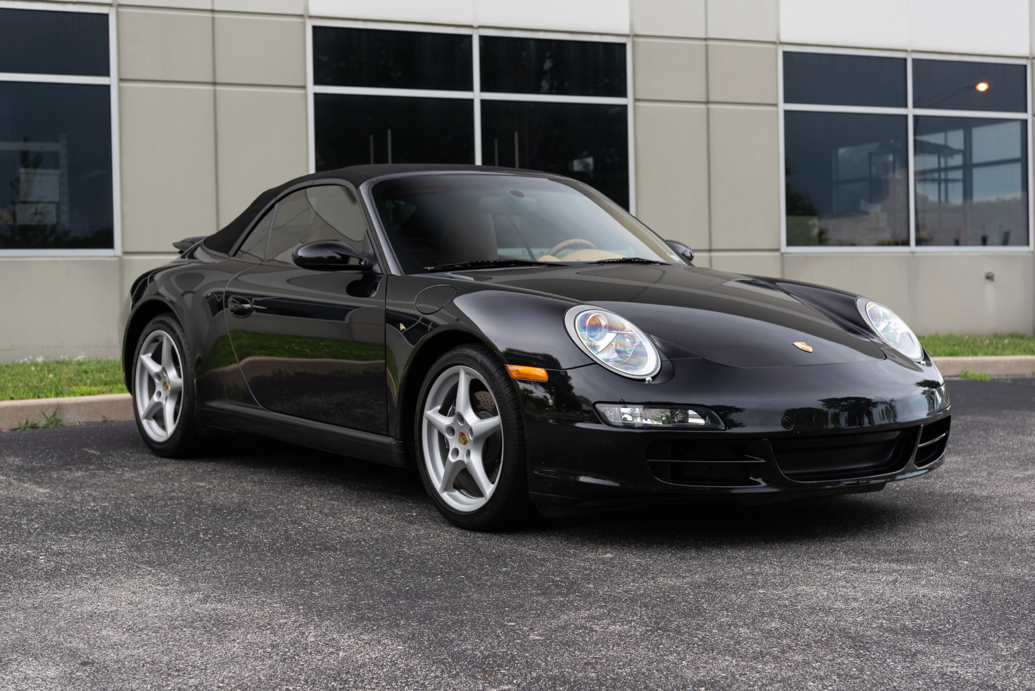 Handy-Wallpaper Porsche, Autos, Cabrio, Fahrzeuge, Porsche 911 Carrera, Schwarzes Auto kostenlos herunterladen.