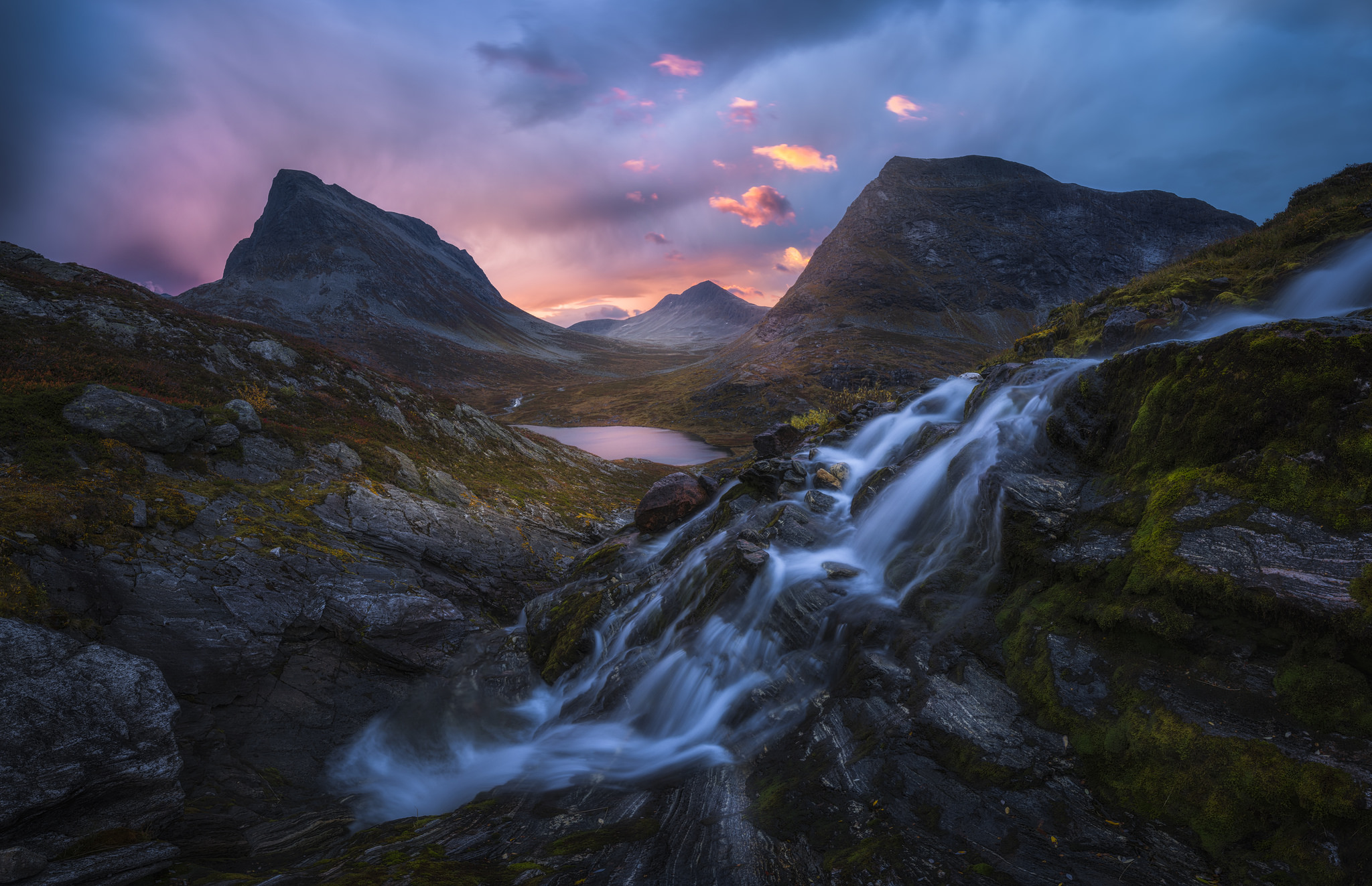 Handy-Wallpaper Wasserfälle, Wasserfall, Gebirge, Norwegen, Erde/natur kostenlos herunterladen.