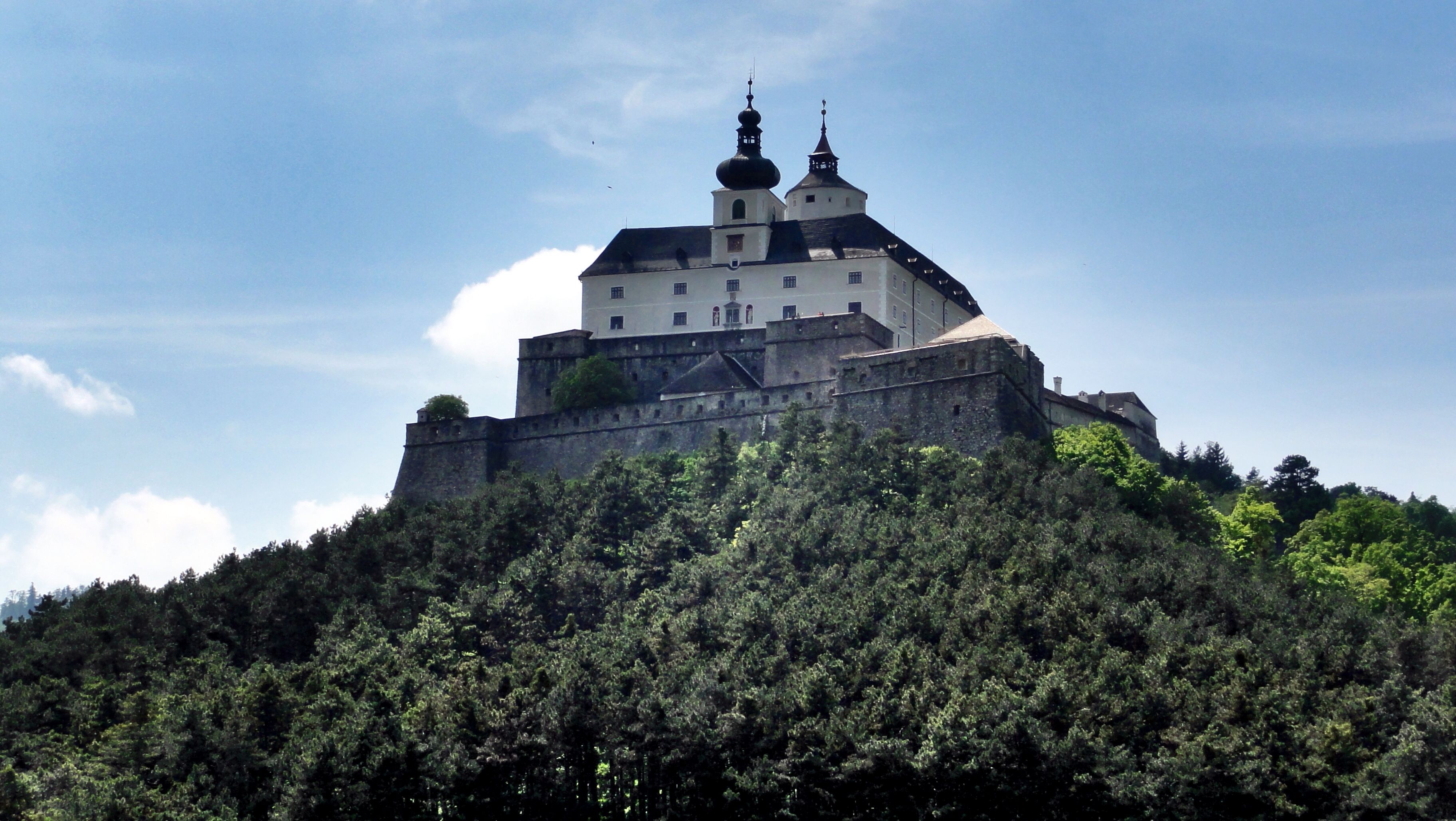Завантажити шпалери Замок Форхтенштейн на телефон безкоштовно
