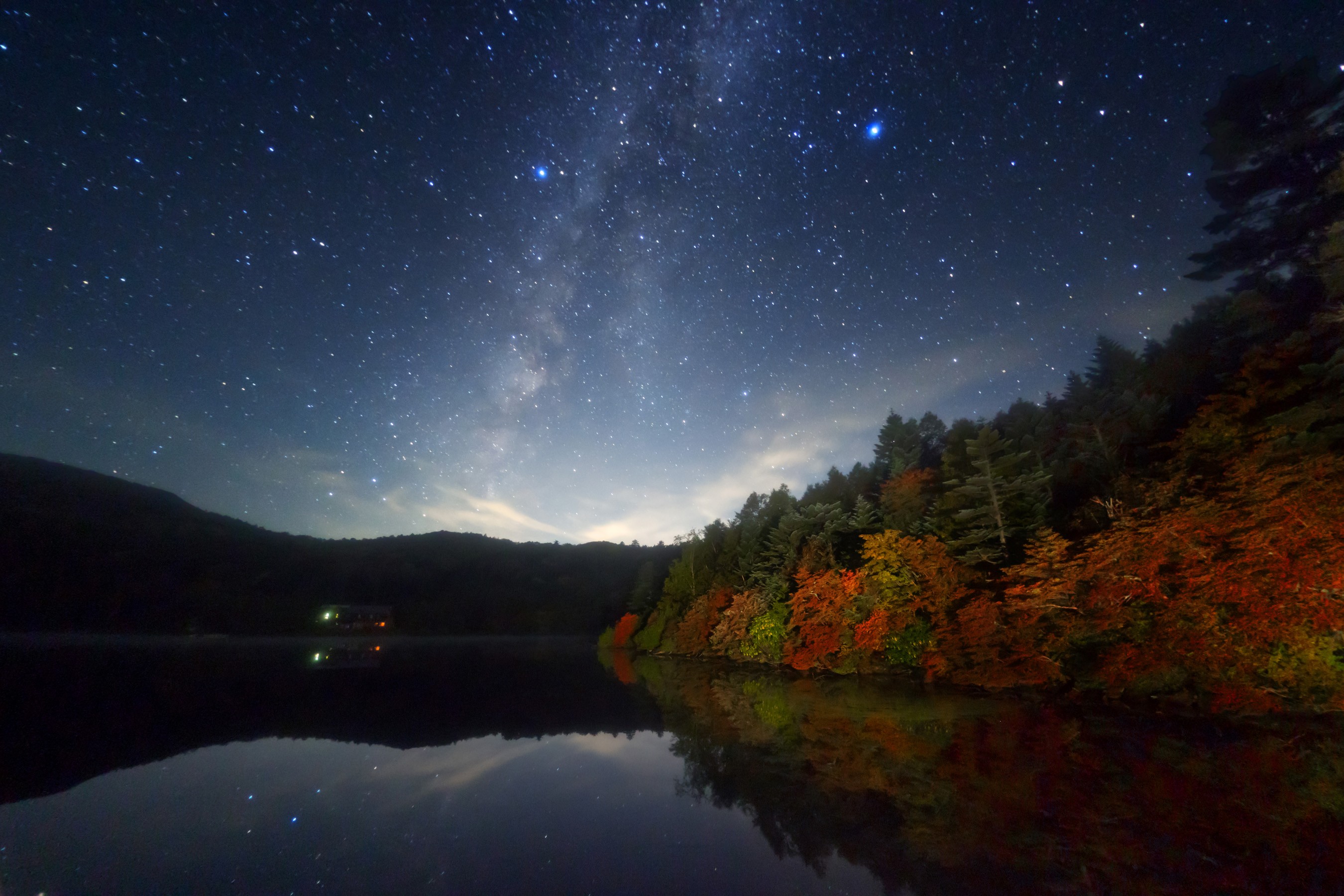 Скачать обои бесплатно Осень, Звезды, Ночь, Озеро, Лес, Звездное Небо, Земля/природа картинка на рабочий стол ПК