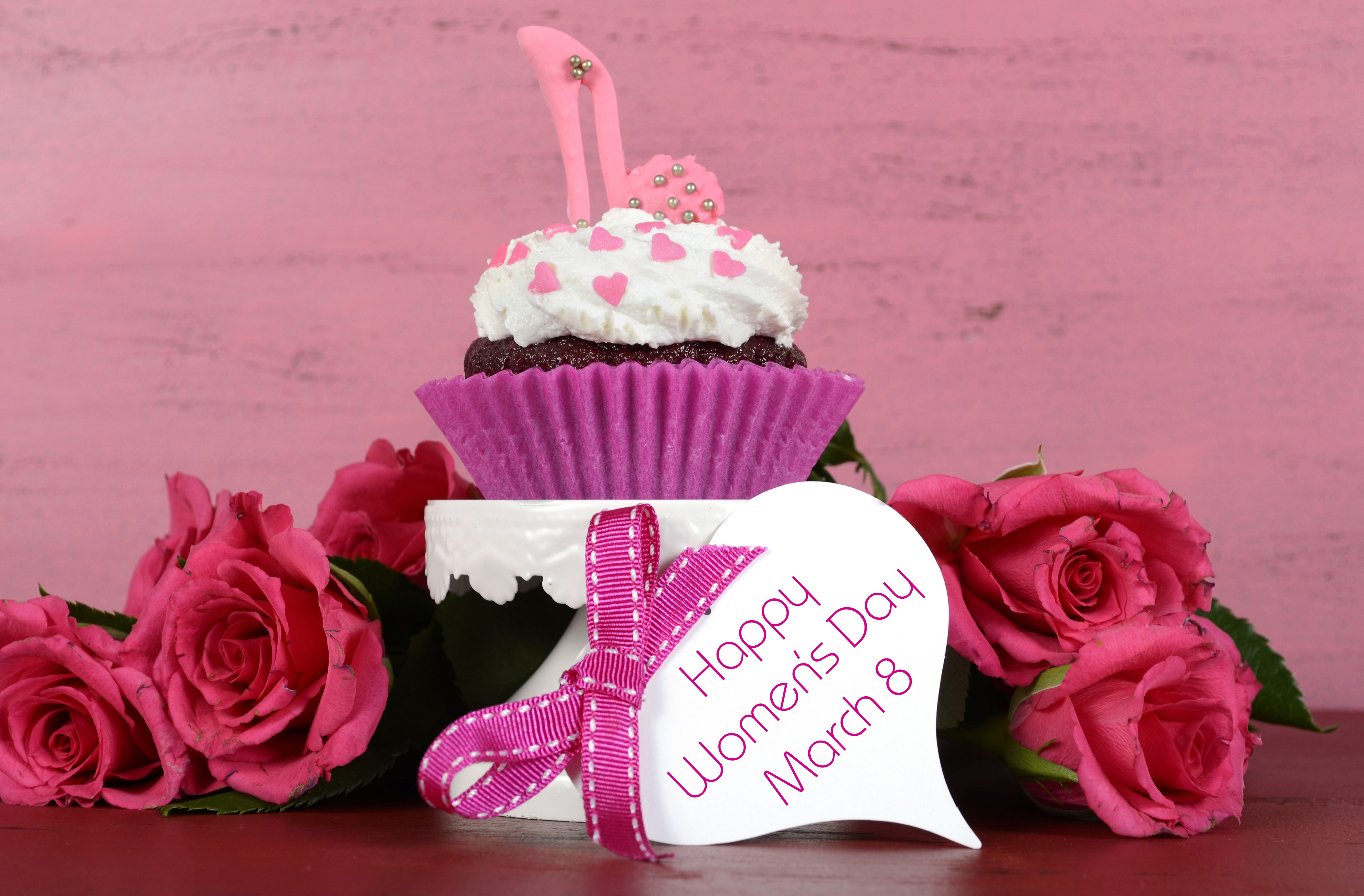 821326画像をダウンロードホリデー, 女性の日, カップケーキ, 花, ピンクの花, 薔薇-壁紙とスクリーンセーバーを無料で