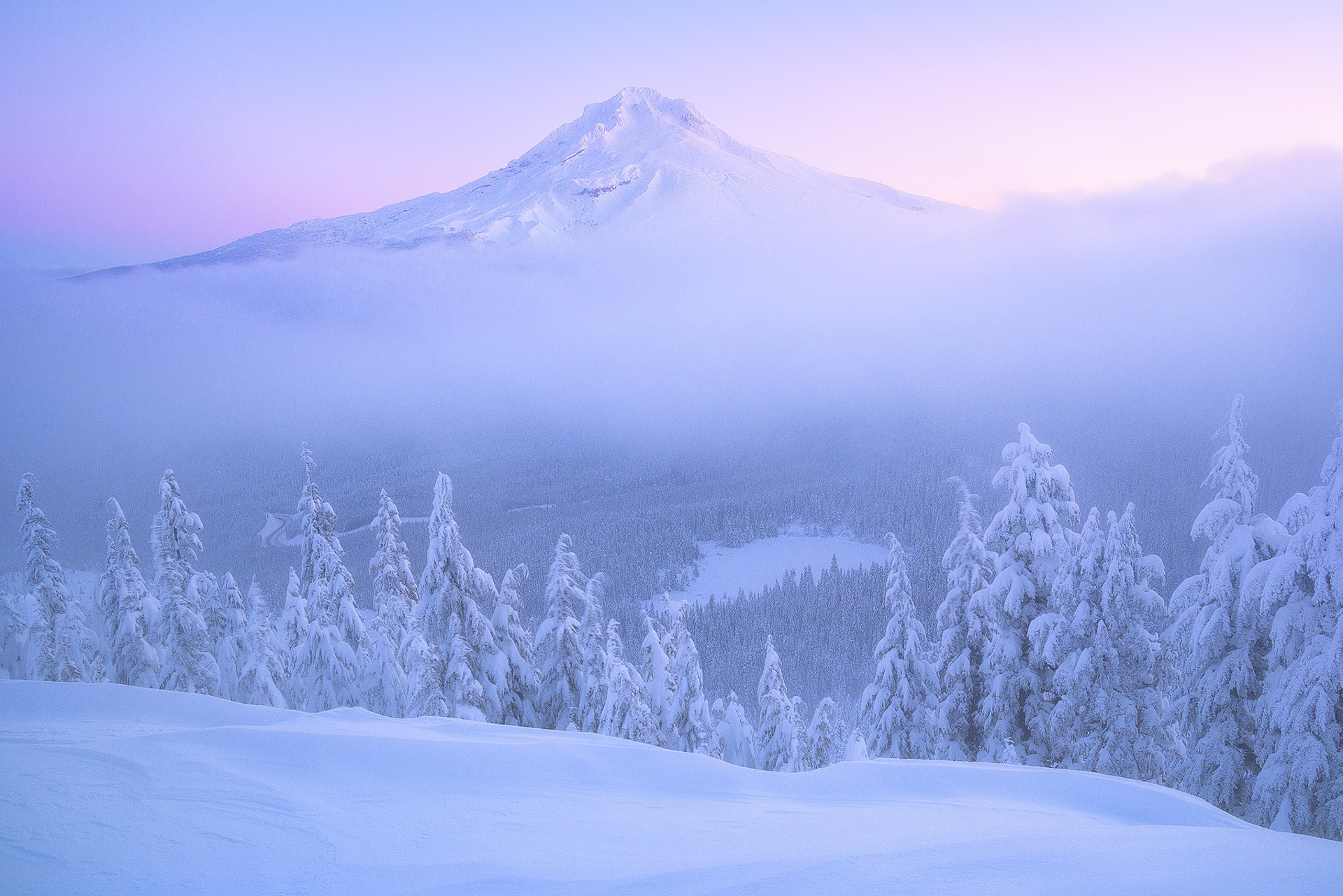 Скачать картинку Зима, Природа, Снег, Гора, Дерево, Туман, Ландшафт, Земля/природа в телефон бесплатно.