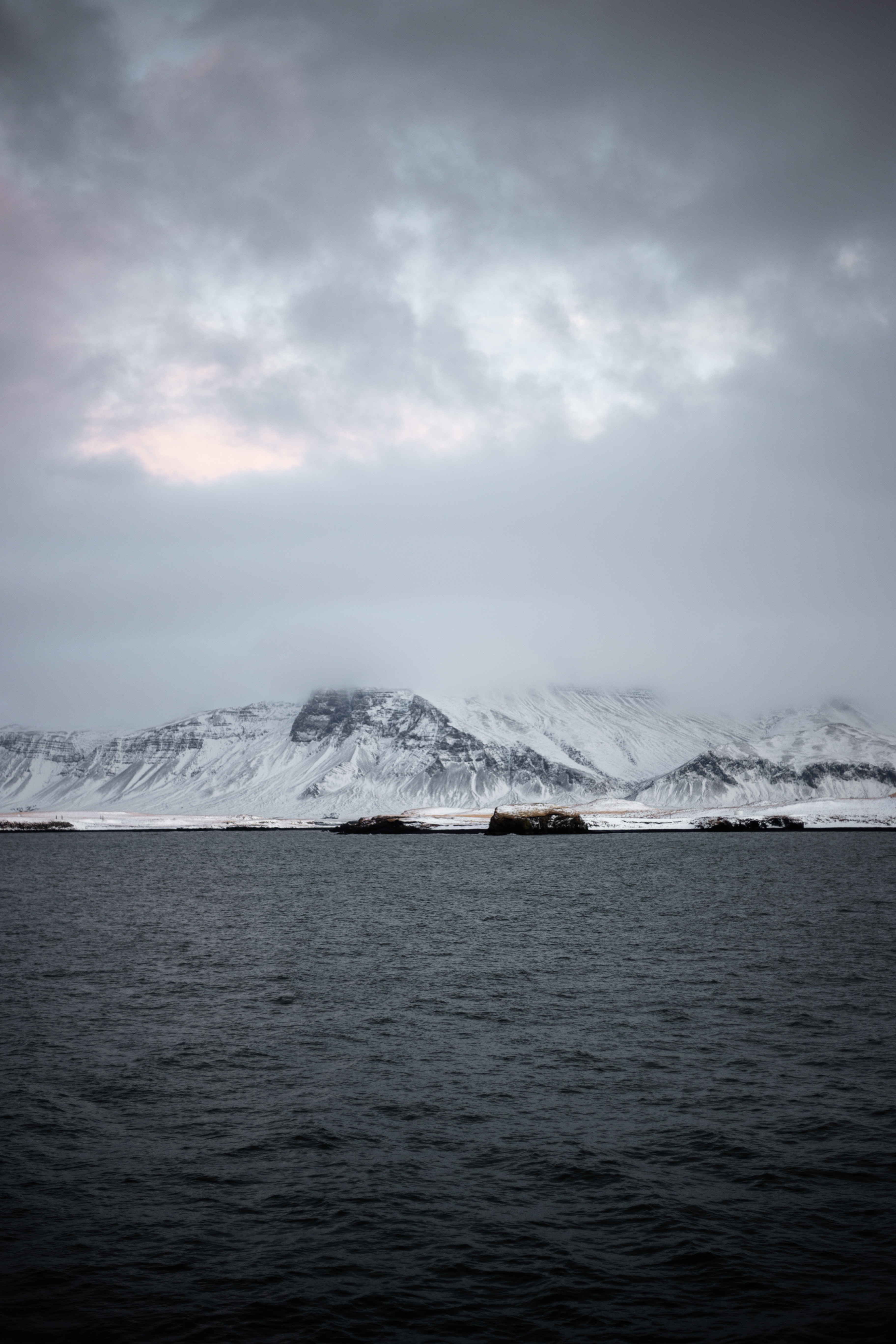 103429 descargar fondo de pantalla naturaleza, montañas, mar, nieve, horizonte, niebla, islandia, reikiavik: protectores de pantalla e imágenes gratis