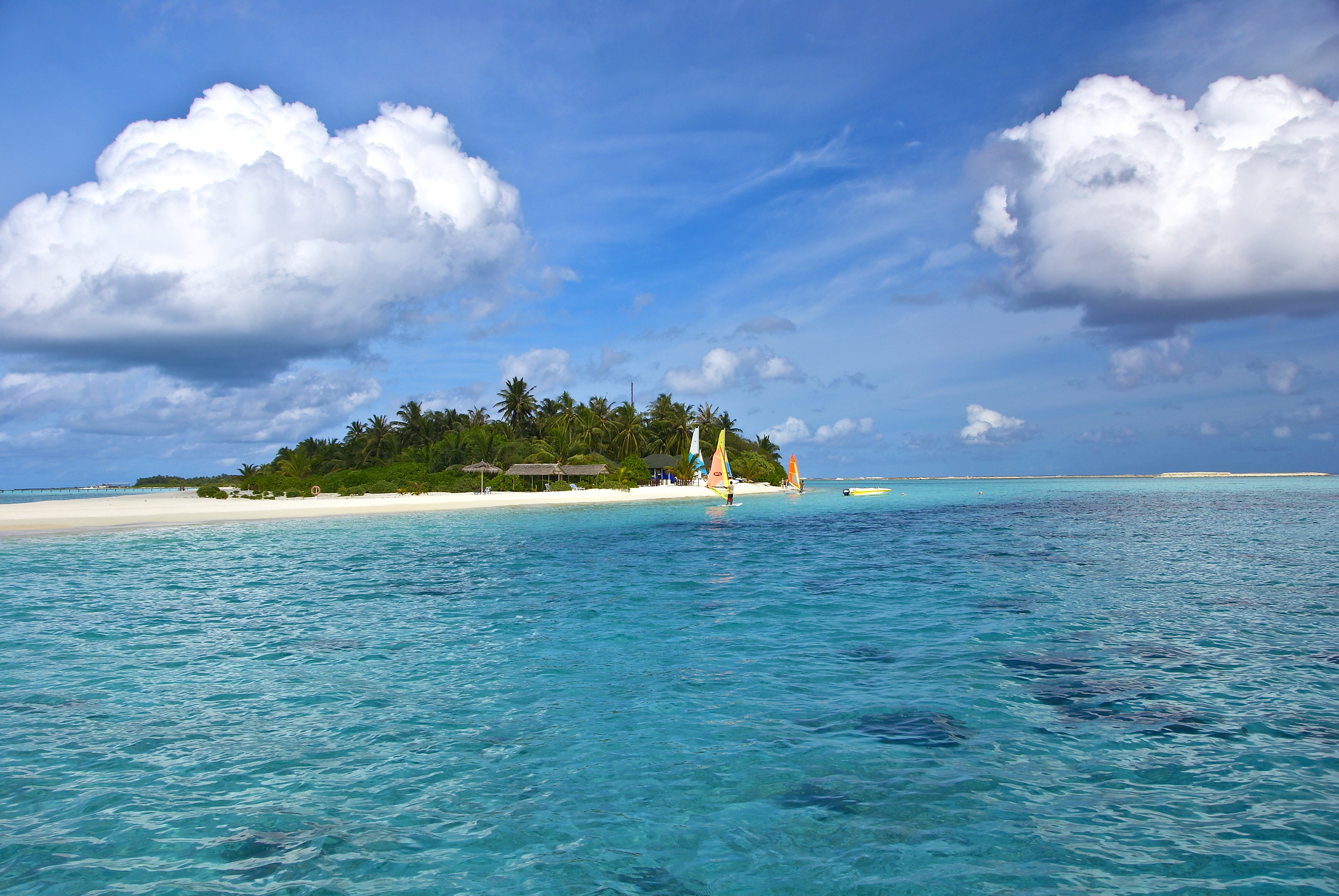 Скачать картинку Песок, Остров, Тропики, Пальмы, Пляж, Природа, Мальдивы, Море в телефон бесплатно.