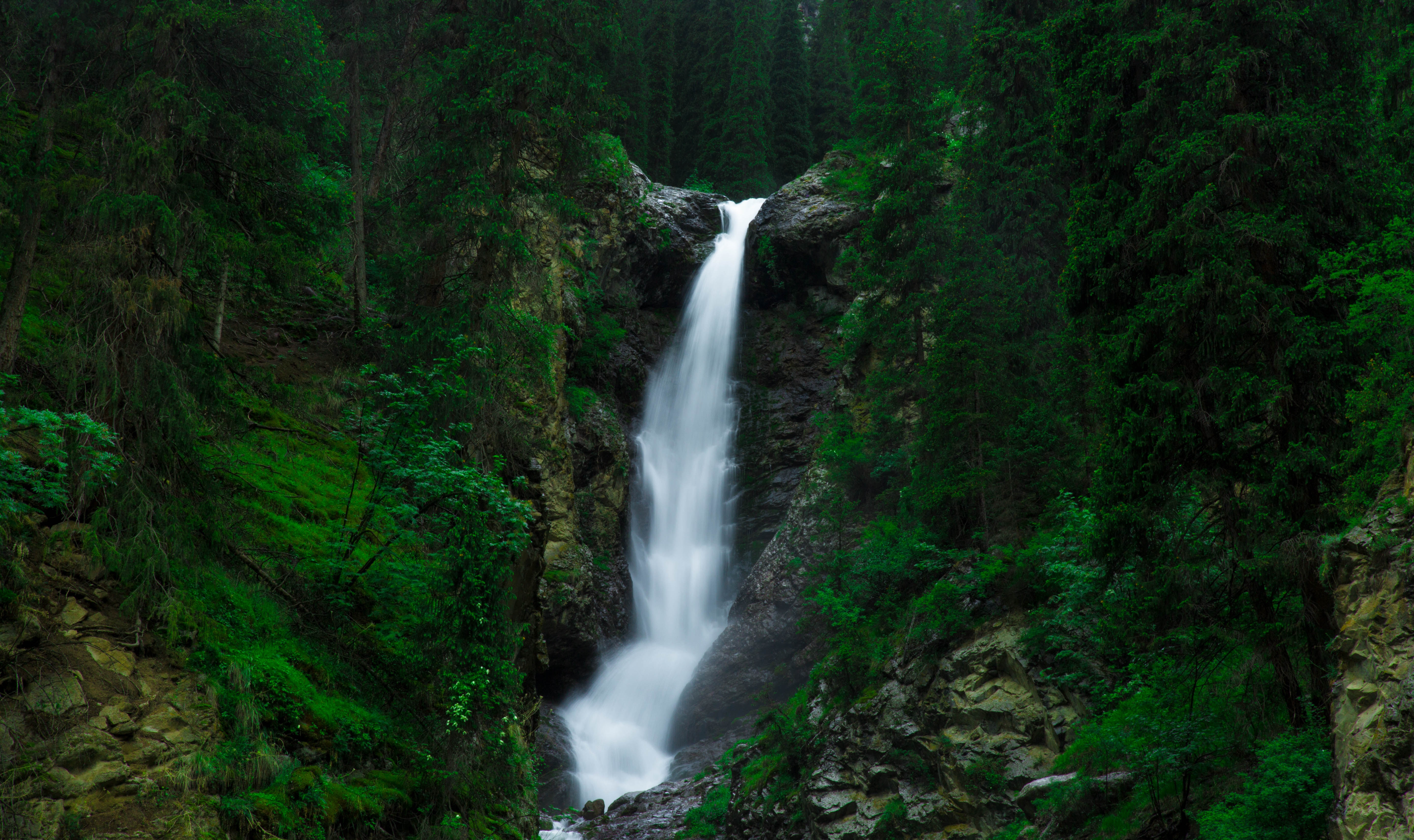Download mobile wallpaper Nature, Waterfalls, Waterfall, Earth, Cliff, Greenery for free.