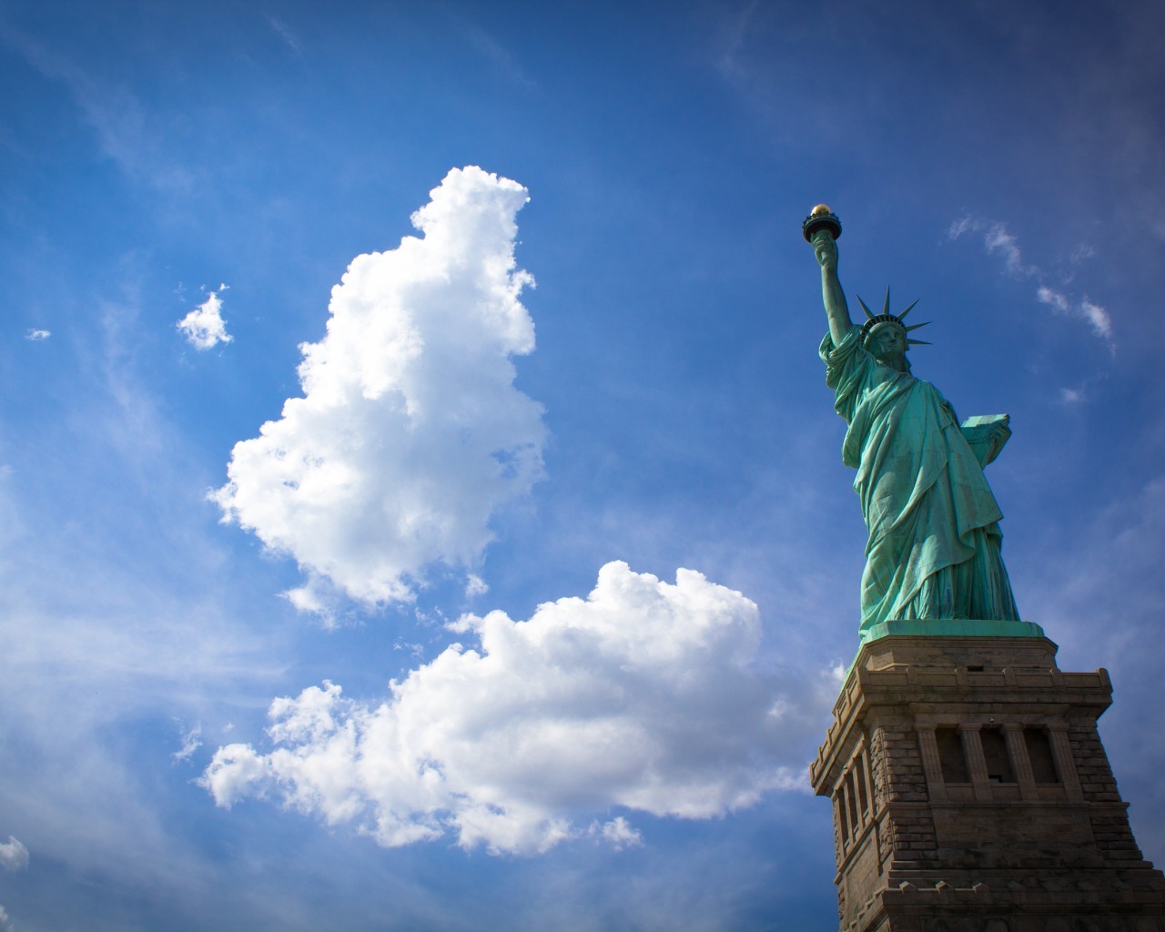 Скачать картинку Статуя Свободы, Облака, Пейзаж в телефон бесплатно.