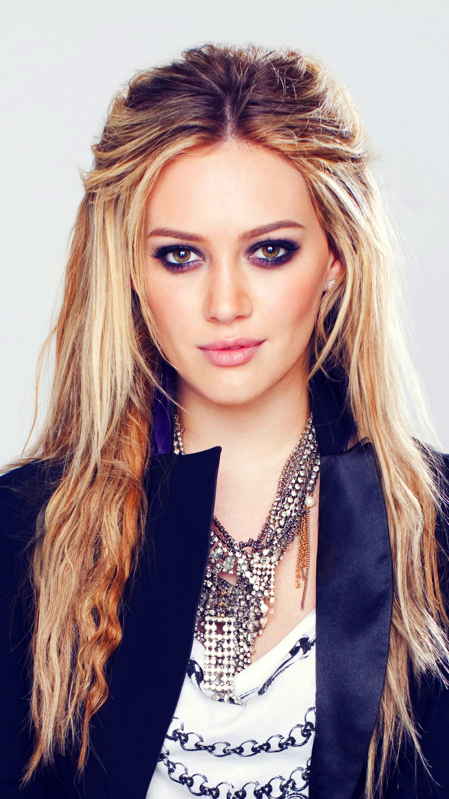 Download mobile wallpaper Singer, Blonde, Celebrity, Long Hair, Hilary Duff for free.