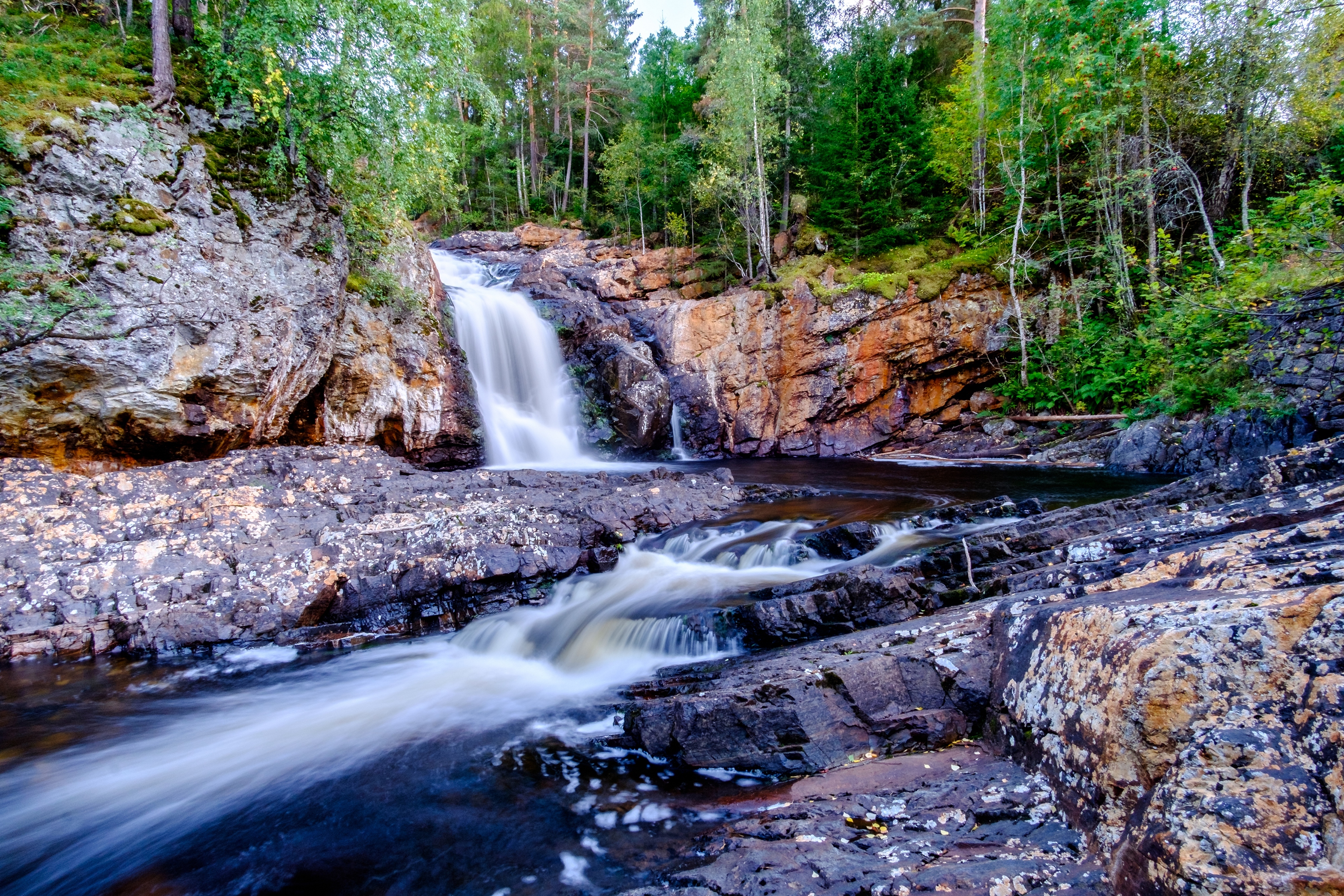 Handy-Wallpaper Natur, Wasserfälle, Wasserfall, Wald, Fluss, Norwegen, Erde/natur kostenlos herunterladen.