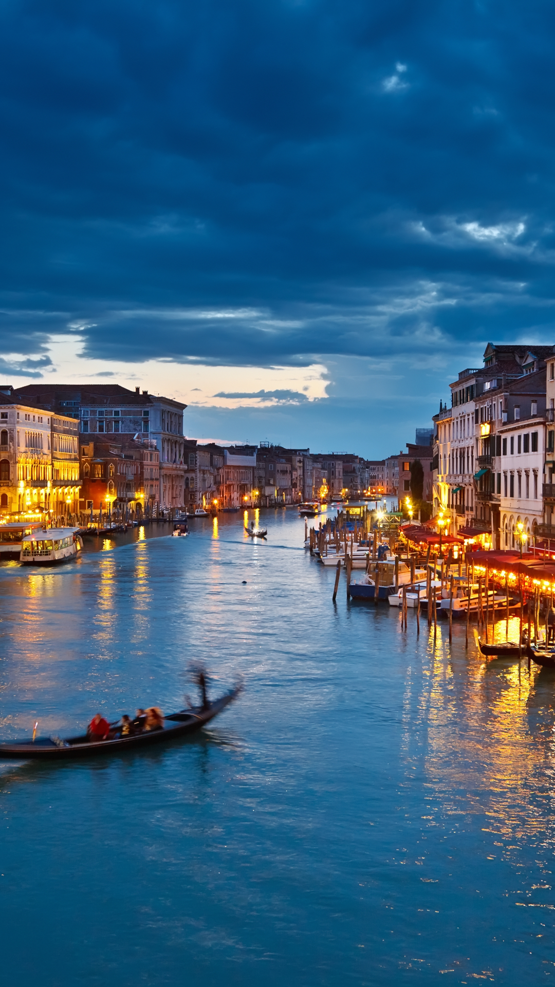 Скачать картинку Города, Ночь, Италия, Венеция, Город, Свет, Канал, Гондола, Легкий, Сделано Человеком в телефон бесплатно.