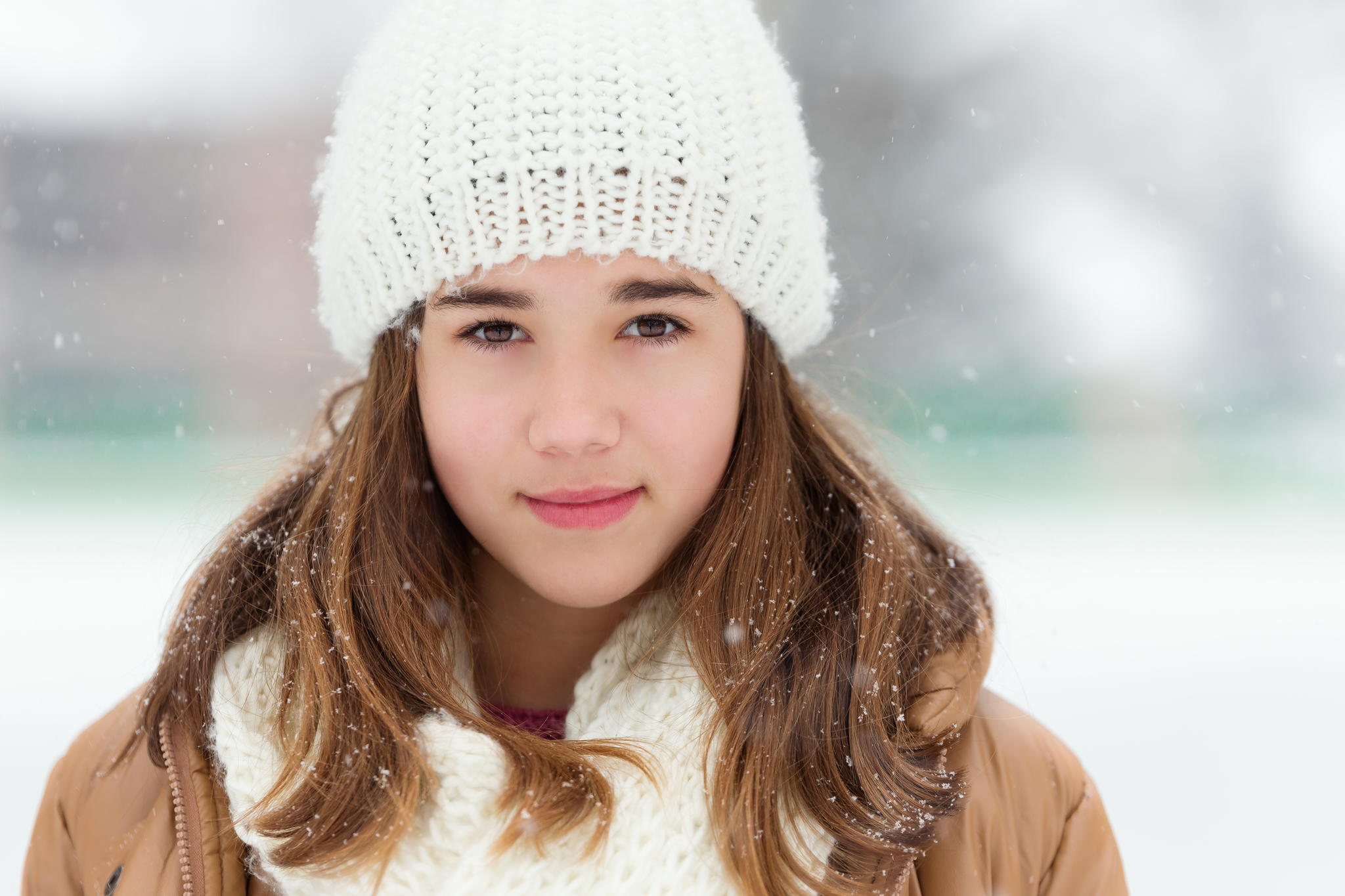 Téléchargez gratuitement l'image Hiver, Le Sourire, Chapeau, Brune, Chute De Neige, Yeux Marrons, Femmes, Top Model sur le bureau de votre PC