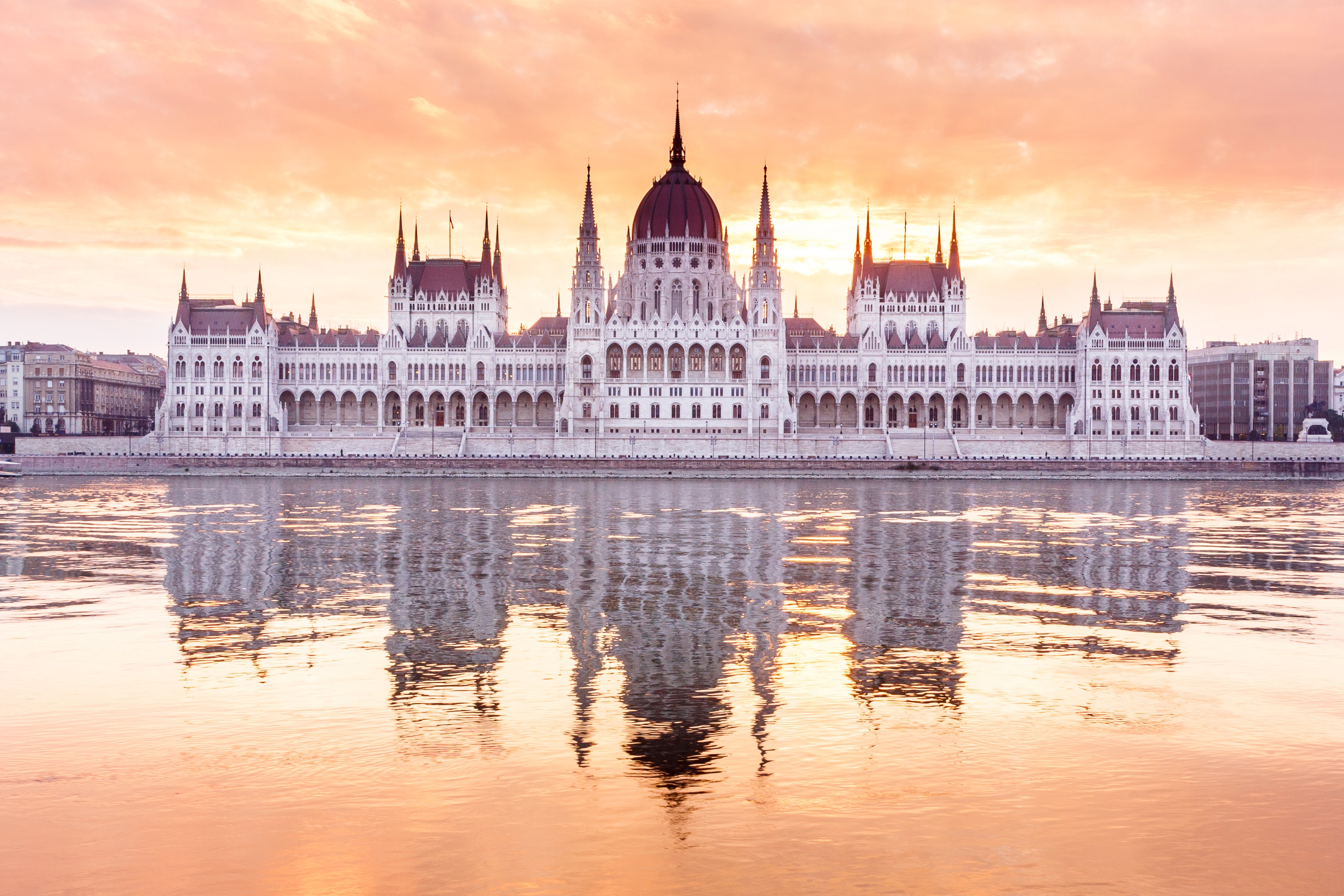 395661 descargar fondo de pantalla parlamento de budapest, hecho por el hombre, arquitectura, budapest, edificio, danubio, monumento, reflejo, monumentos: protectores de pantalla e imágenes gratis