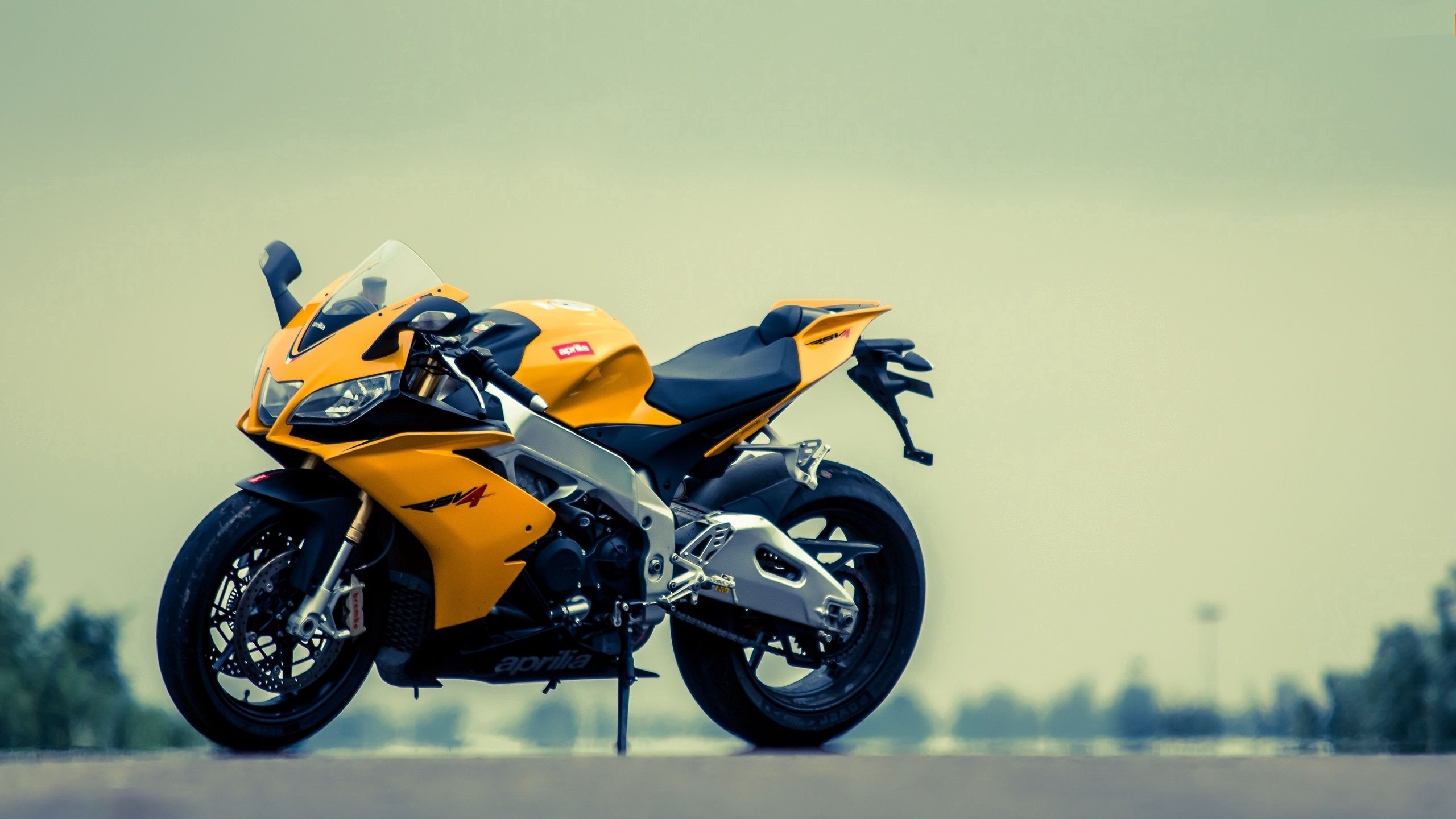 80050 Hintergrundbild herunterladen motorräder, gelb, motorrad, aprilia, rsv4 - Bildschirmschoner und Bilder kostenlos