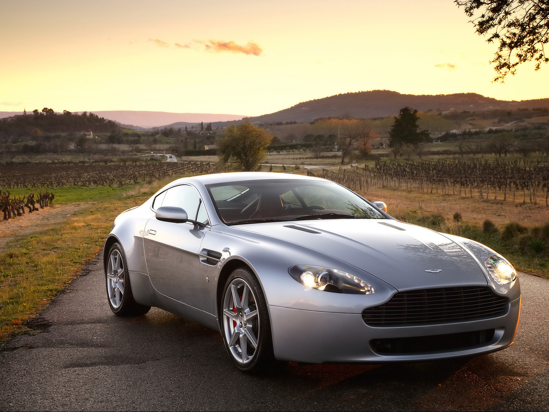 Handy-Wallpaper Aston Martin V8 Vantage, Aston Martin, Fahrzeuge kostenlos herunterladen.