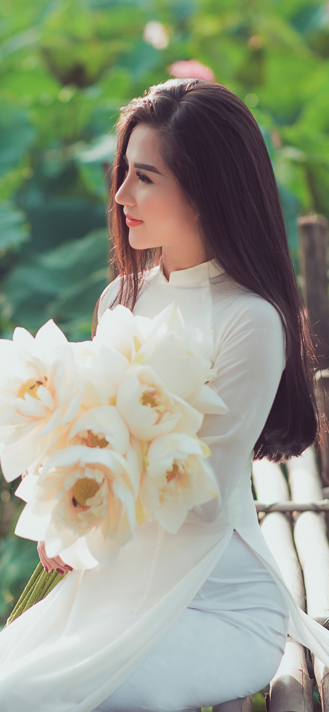Handy-Wallpaper Modell, Frauen, Weiße Blume, Schwarzes Haar, Lange Haare, Asiatinnen, Weißes Kleid kostenlos herunterladen.