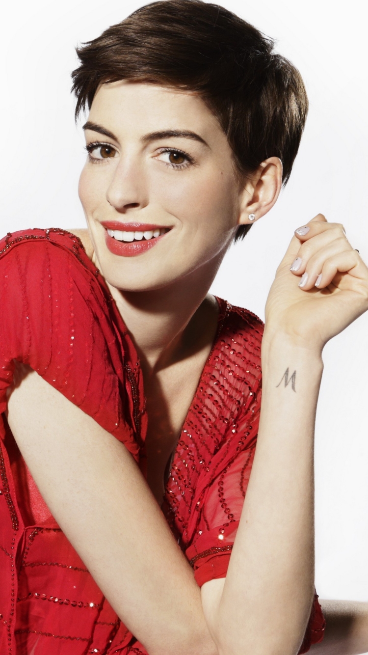 Download mobile wallpaper Anne Hathaway, Smile, Brunette, American, Celebrity, Brown Eyes, Short Hair, Actress, Lipstick for free.