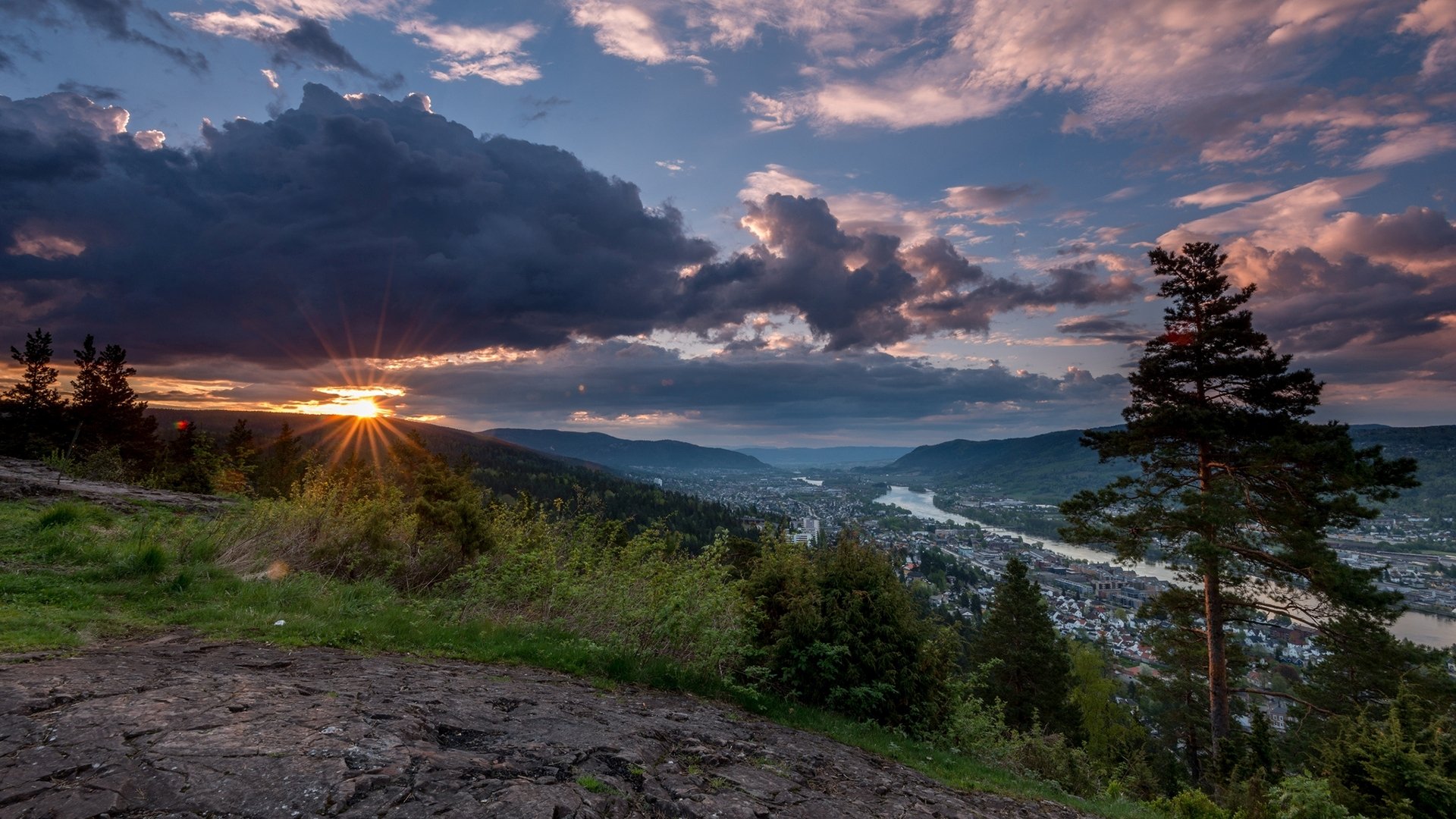 Download mobile wallpaper Landscape, Sunset, Mountain, Tree, Cloud, Town, Man Made, Towns for free.