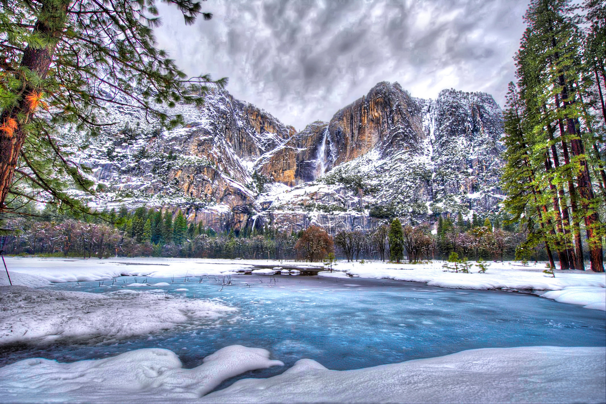 Скачать картинку Зима, Природа, Горы, Снег, Гора, Озеро, Дерево, Ландшафт, Земля/природа в телефон бесплатно.