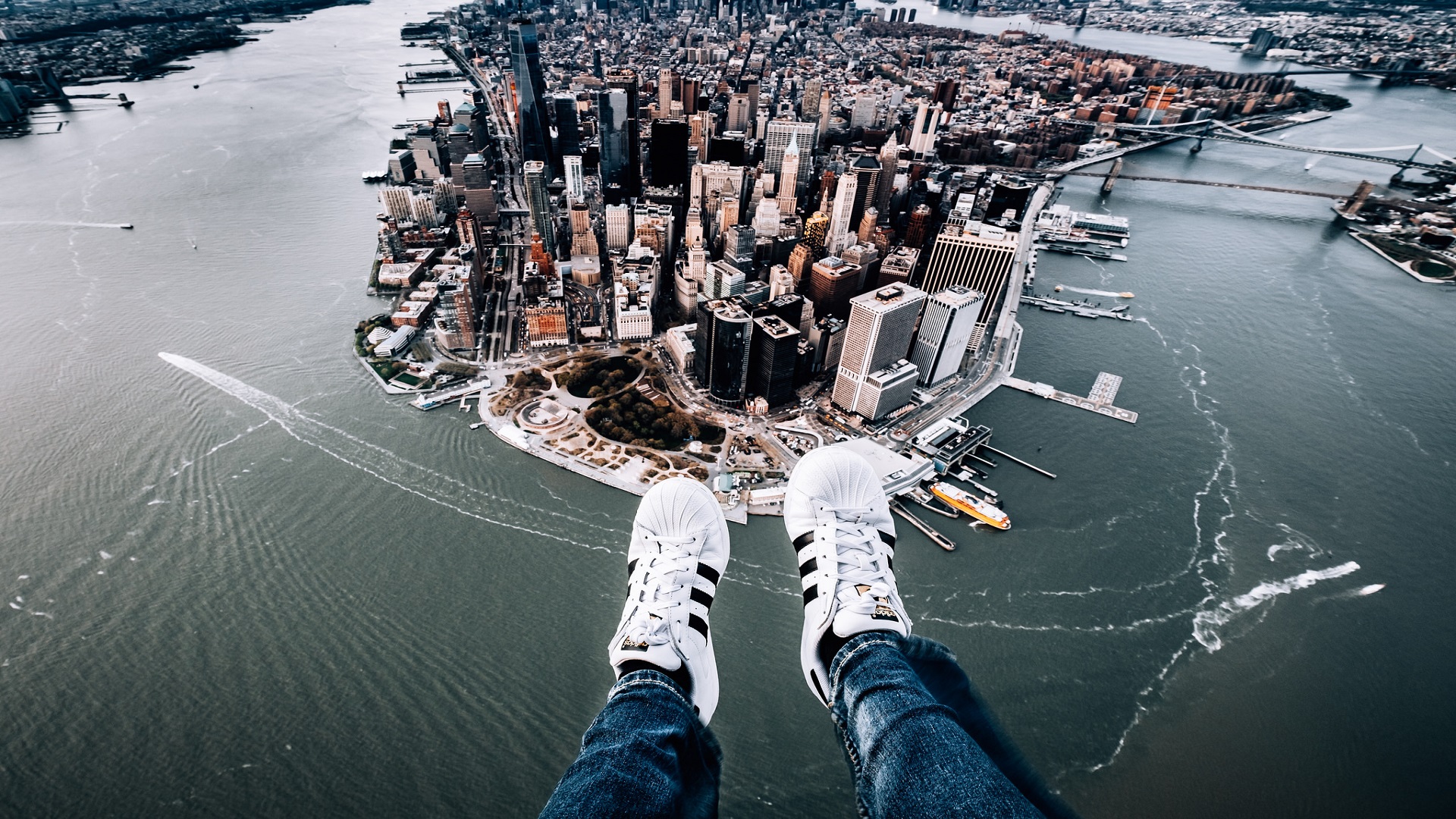 Handy-Wallpaper Städte, Wolkenkratzer, Gebäude, Fluss, New York, Vereinigte Staaten Von Amerika, Menschengemacht, Großstadt, Luftbildfotografie kostenlos herunterladen.