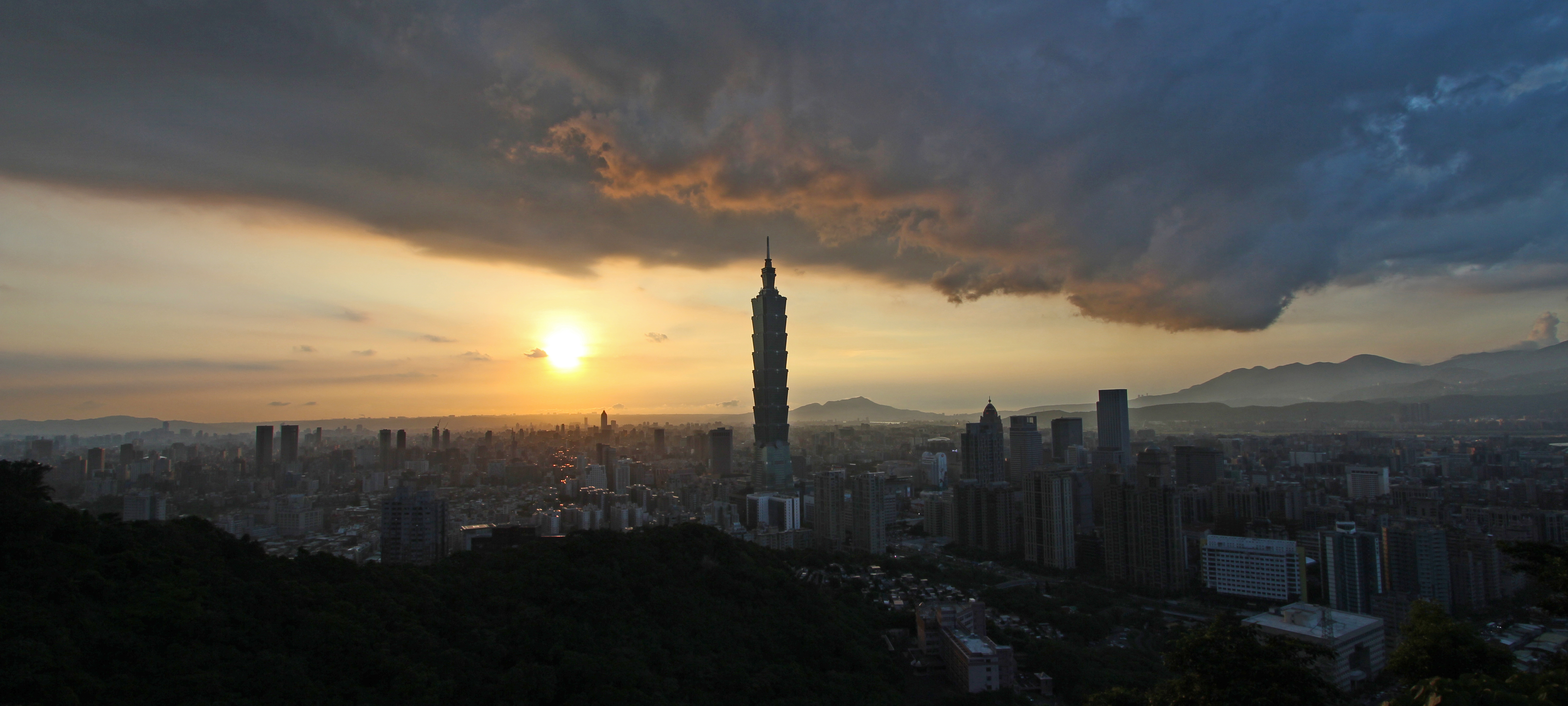 Скачать картинку Города, Облака, Тайвань, Тайбэй, Сделано Человеком в телефон бесплатно.
