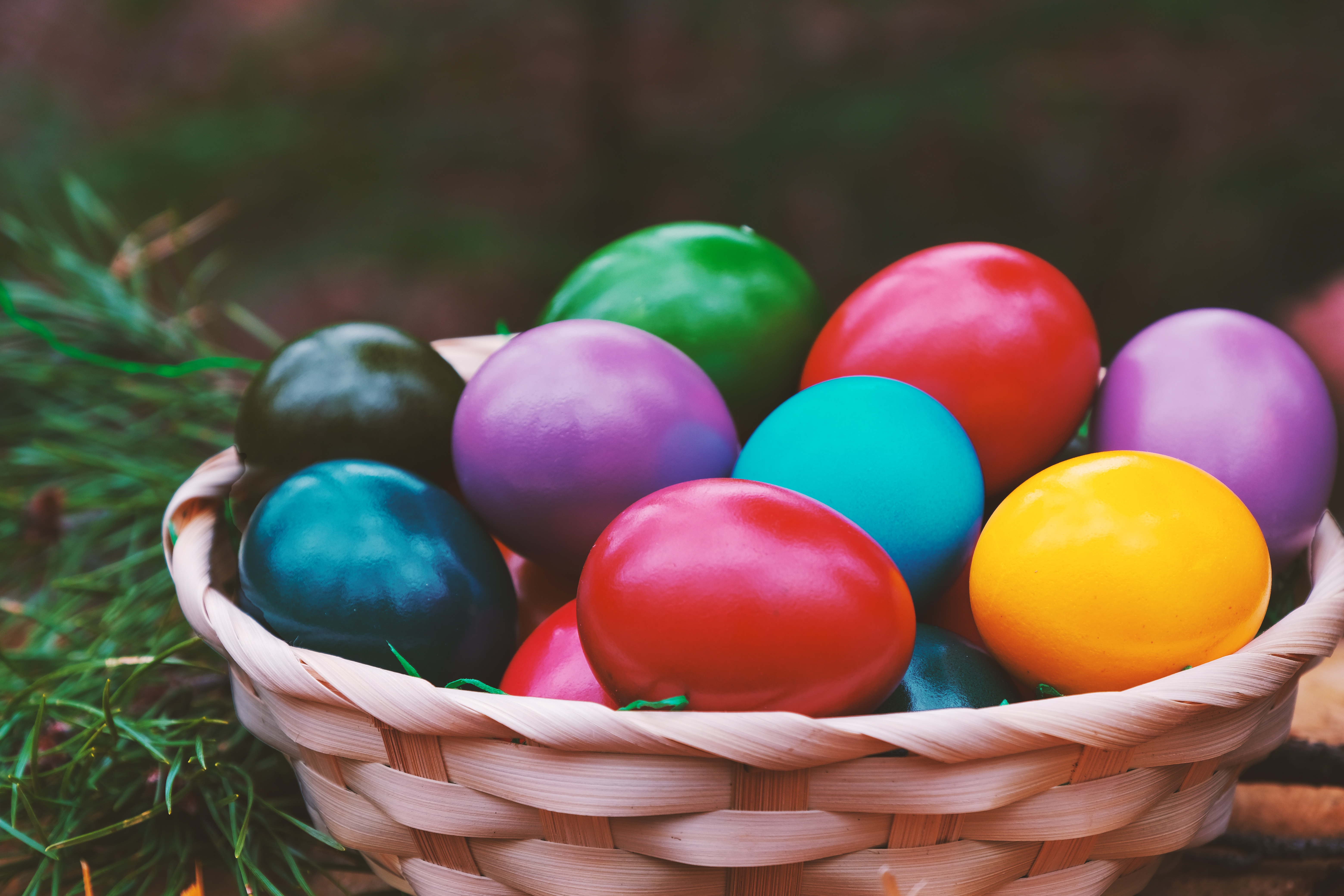 50768 скачать картинку яйца, корзинка, пасха, праздники, разноцветный - обои и заставки бесплатно