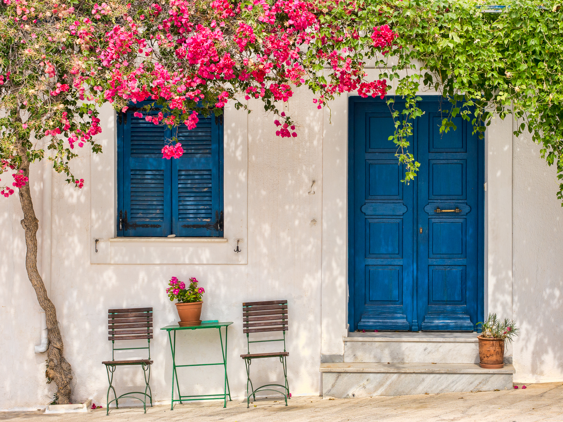 854925 descargar imagen grecia, hecho por el hombre, puerta, azul, flor, casa, santorini: fondos de pantalla y protectores de pantalla gratis