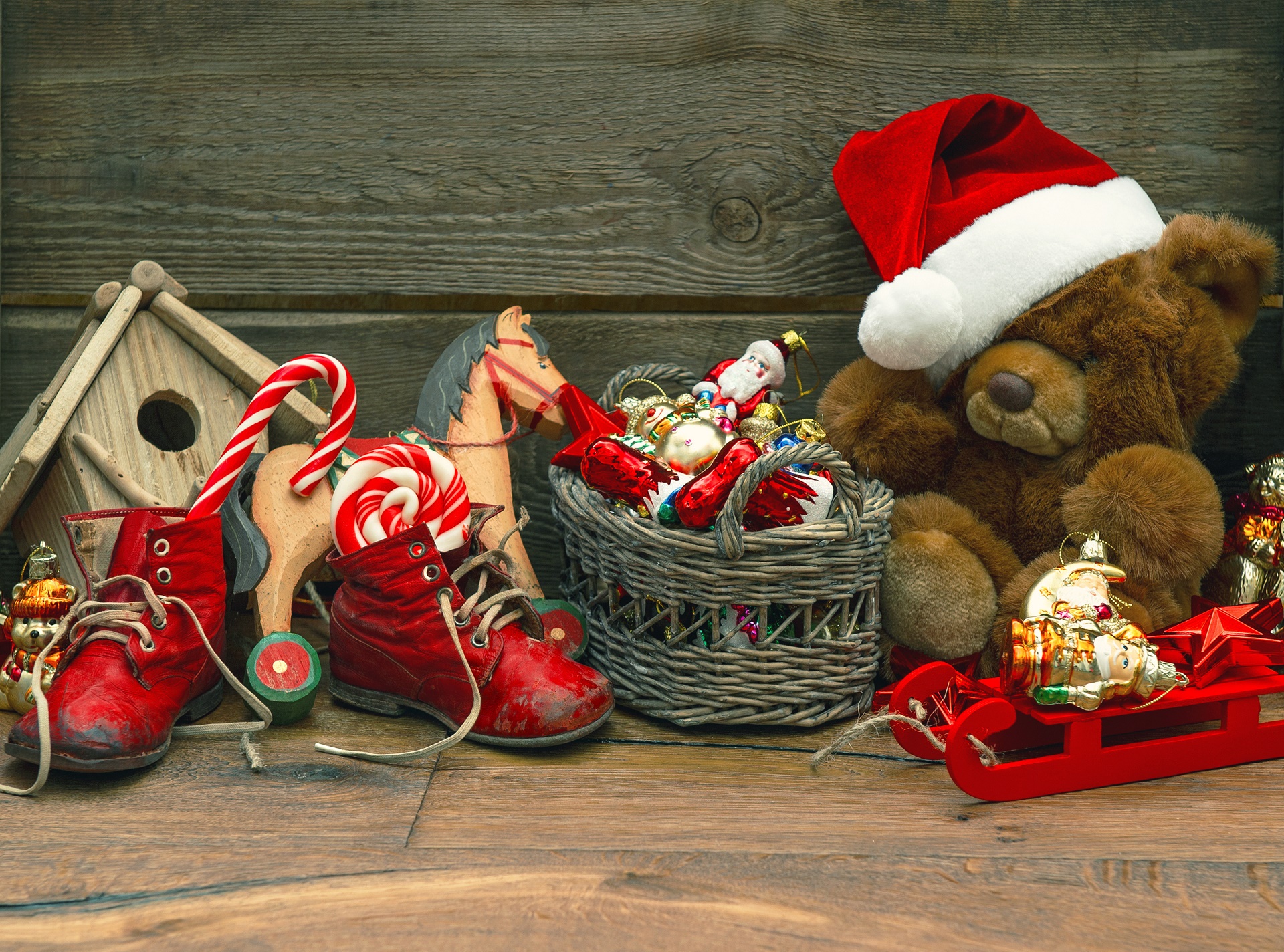 Handy-Wallpaper Feiertage, Weihnachten, Teddybär, Weihnachtsschmuck, Weihnachtsmütze, Zuckerstange kostenlos herunterladen.
