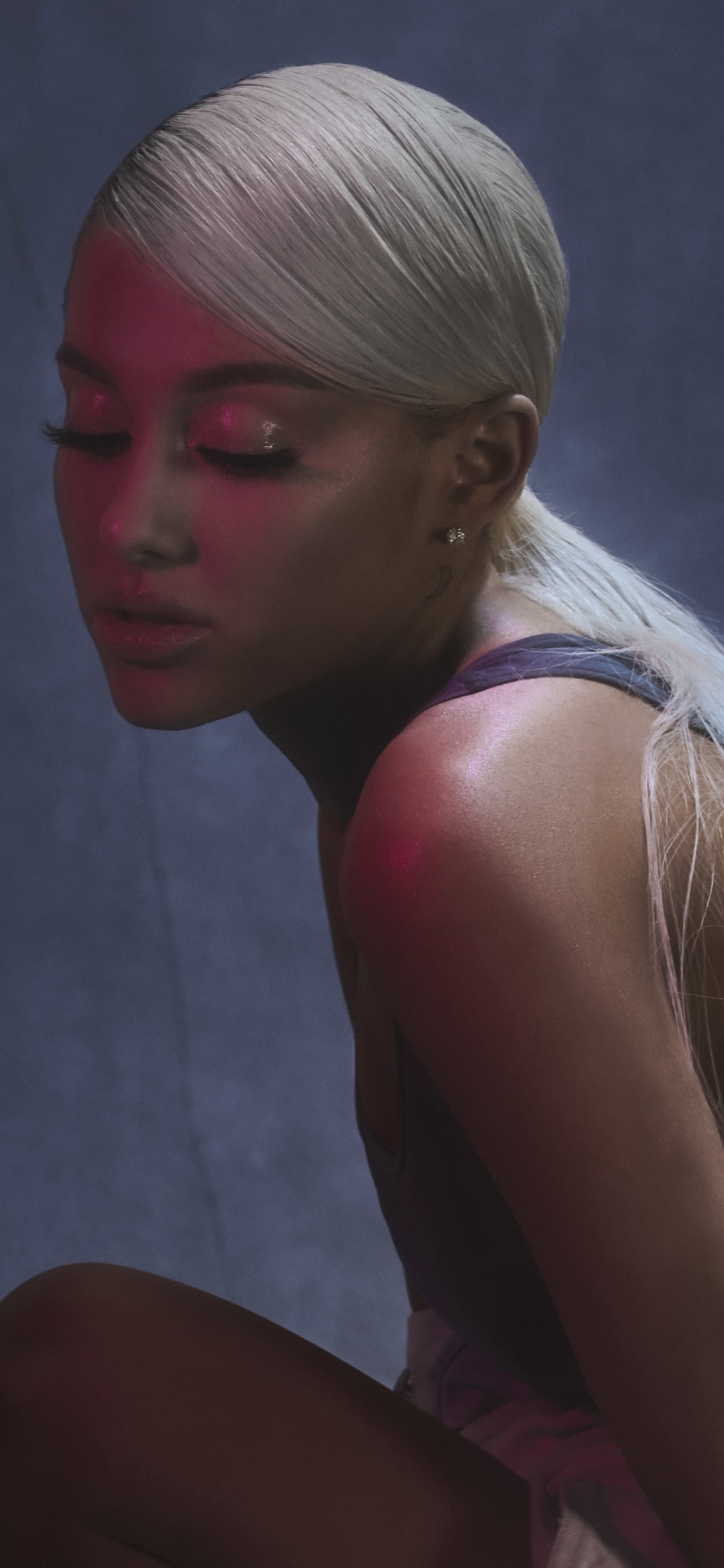 Download mobile wallpaper Singer, Earrings, Celebrity, White Hair, Actress, Ariana Grande, Ponytail for free.