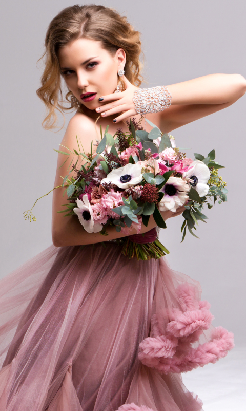 Handy-Wallpaper Blume, Strauß, Brünette, Modell, Frauen, Ohrringe, Lippenstift, Pinkes Kleid kostenlos herunterladen.