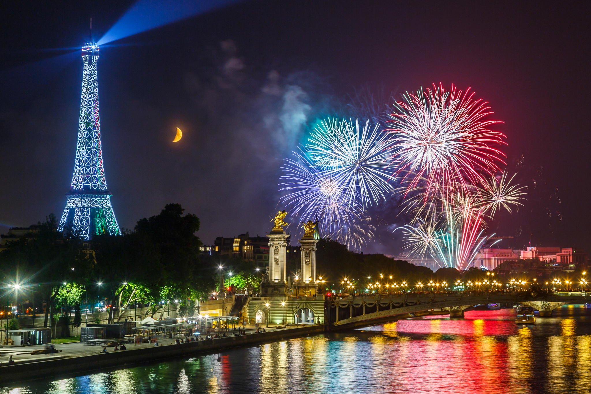 Handy-Wallpaper Paris, Eiffelturm, Feuerwerk, Fotografie, Nacht, Seine kostenlos herunterladen.