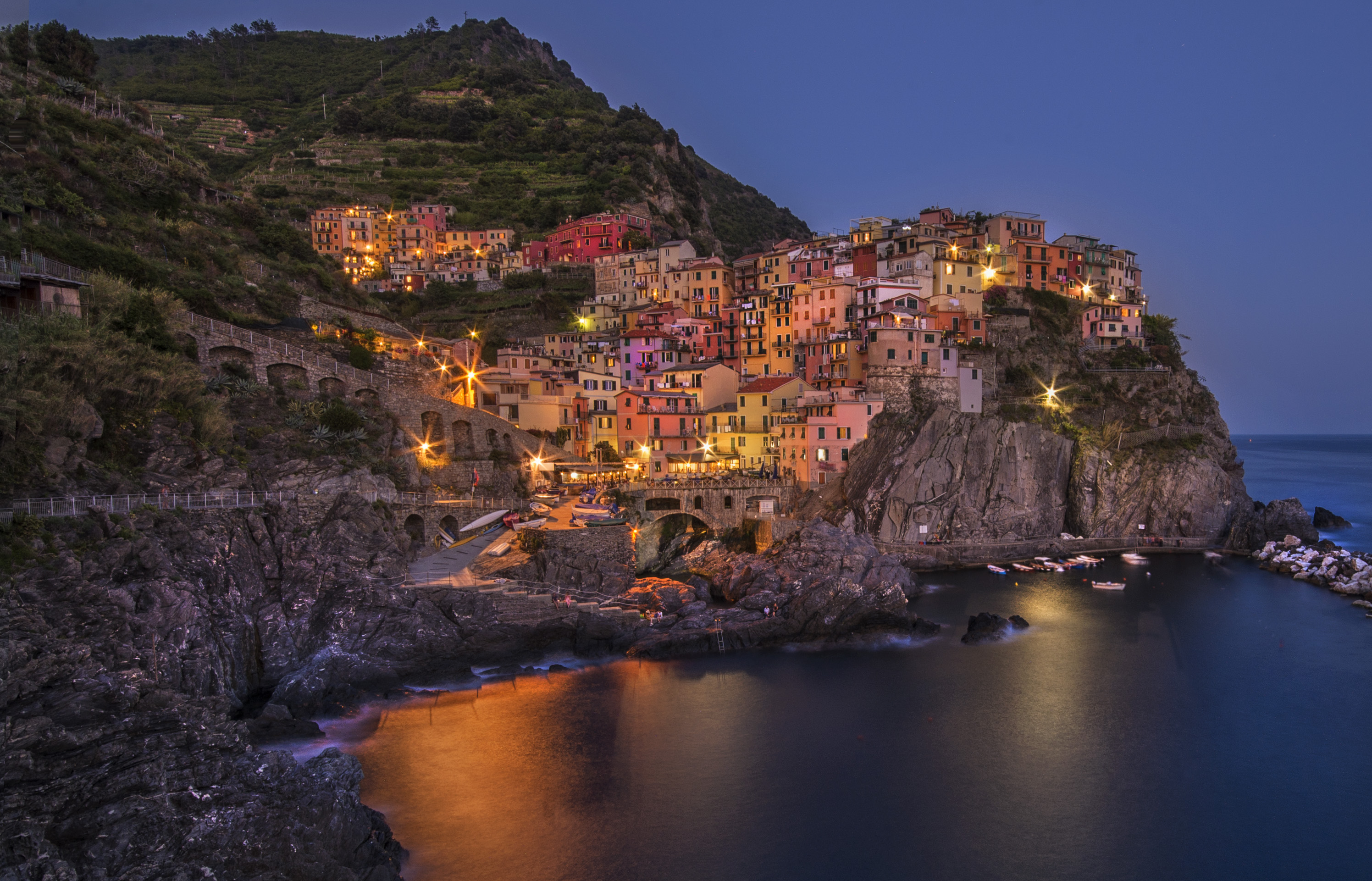 Laden Sie das Städte, Italien, Küste, Licht, Gebirge, Manarola, Menschengemacht-Bild kostenlos auf Ihren PC-Desktop herunter