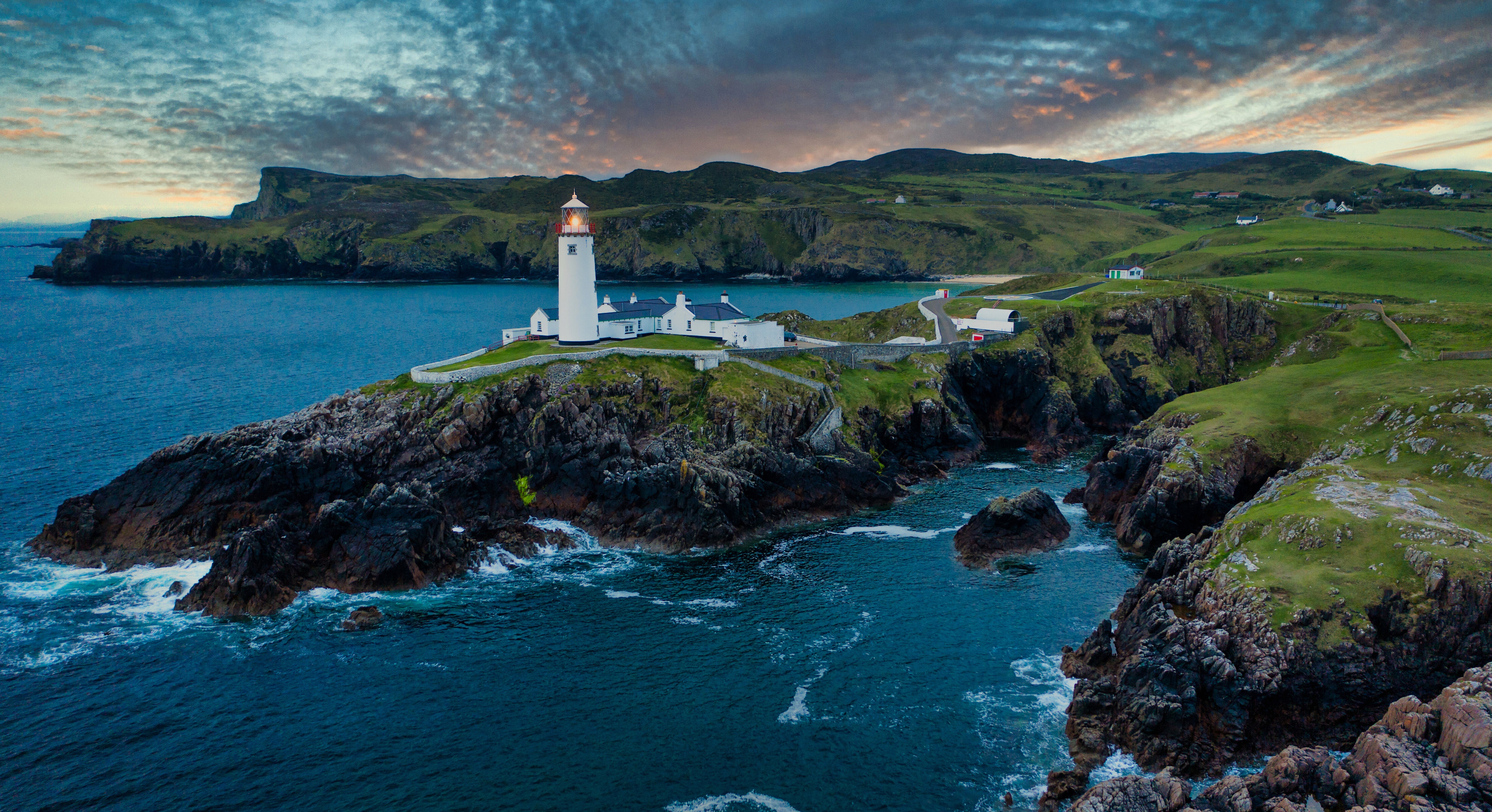 Laden Sie das Leuchtturm, Irland, Menschengemacht-Bild kostenlos auf Ihren PC-Desktop herunter