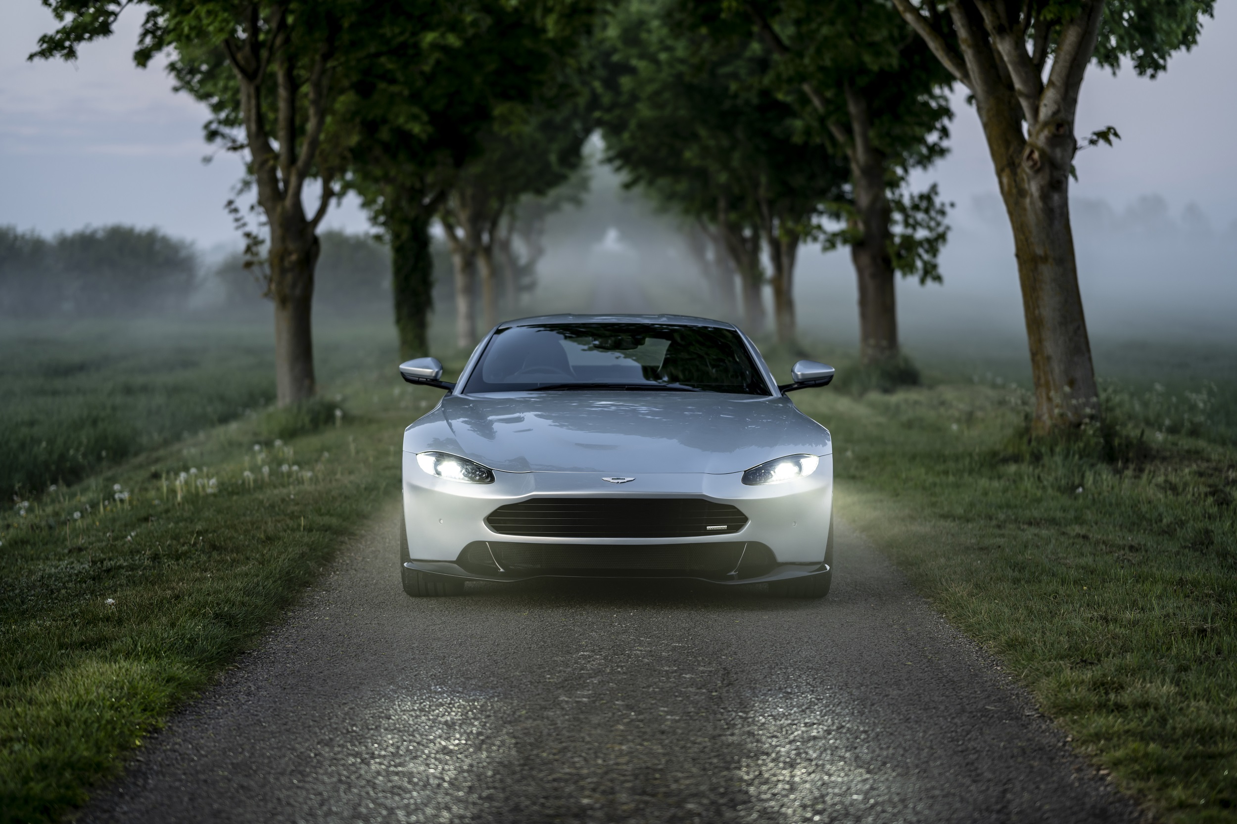 Descarga gratuita de fondo de pantalla para móvil de Aston Martin, Coche, Vehículos, Coche De Plata, Aston Martin Vantage.