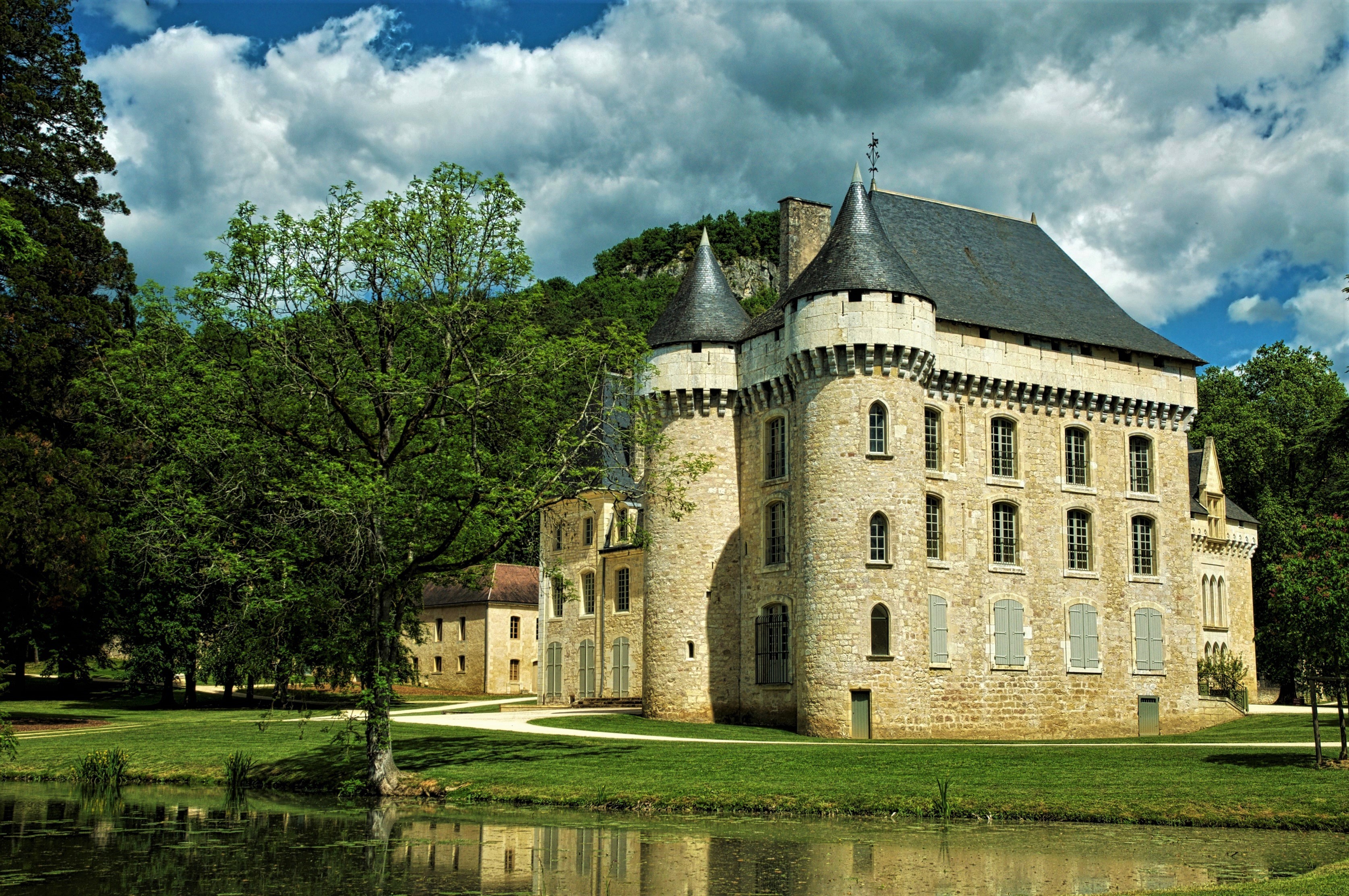 Handy-Wallpaper Architektur, Schlösser, Baum, Frankreich, Menschengemacht, Schloss, Schloss Puymartin kostenlos herunterladen.