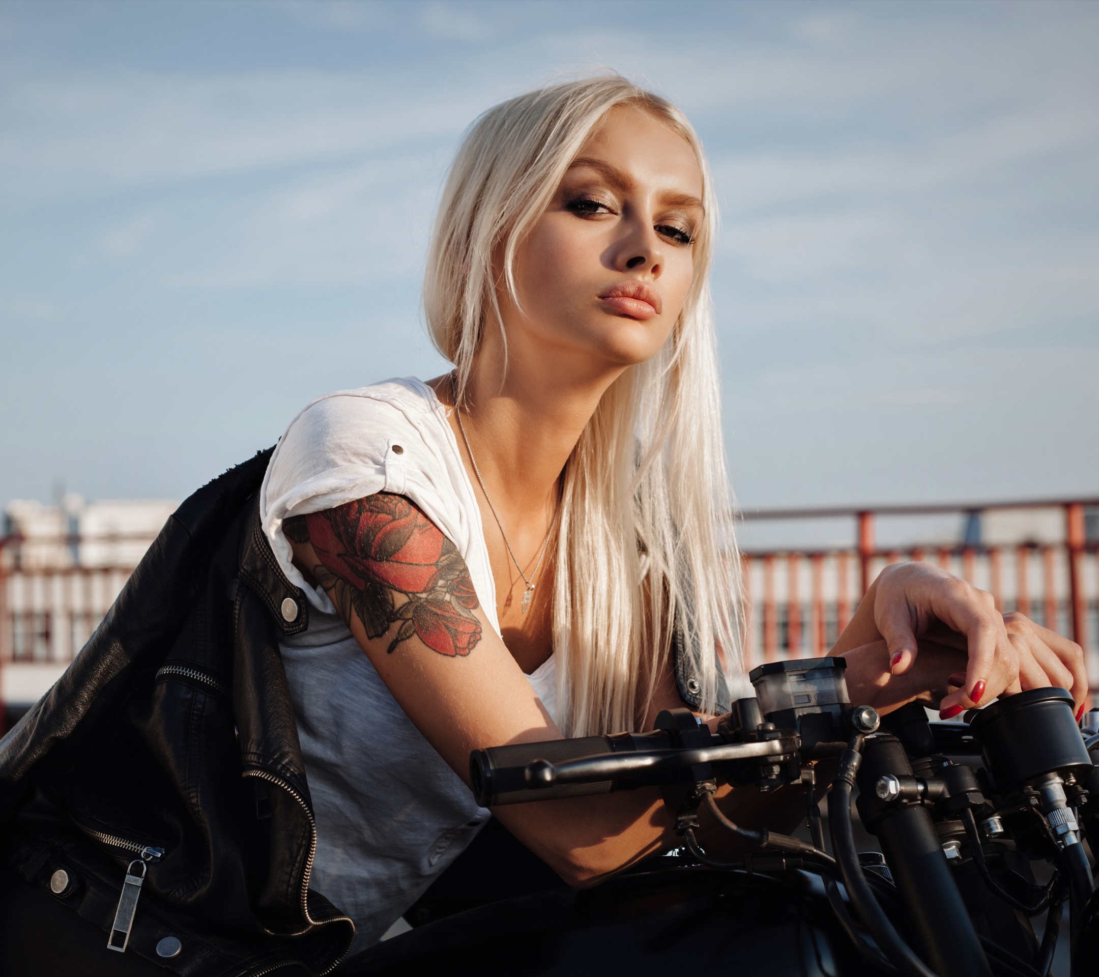 Завантажити шпалери безкоштовно Татуювання, Мотоцикл, Блондинка, Жінки, Довге Волосся картинка на робочий стіл ПК