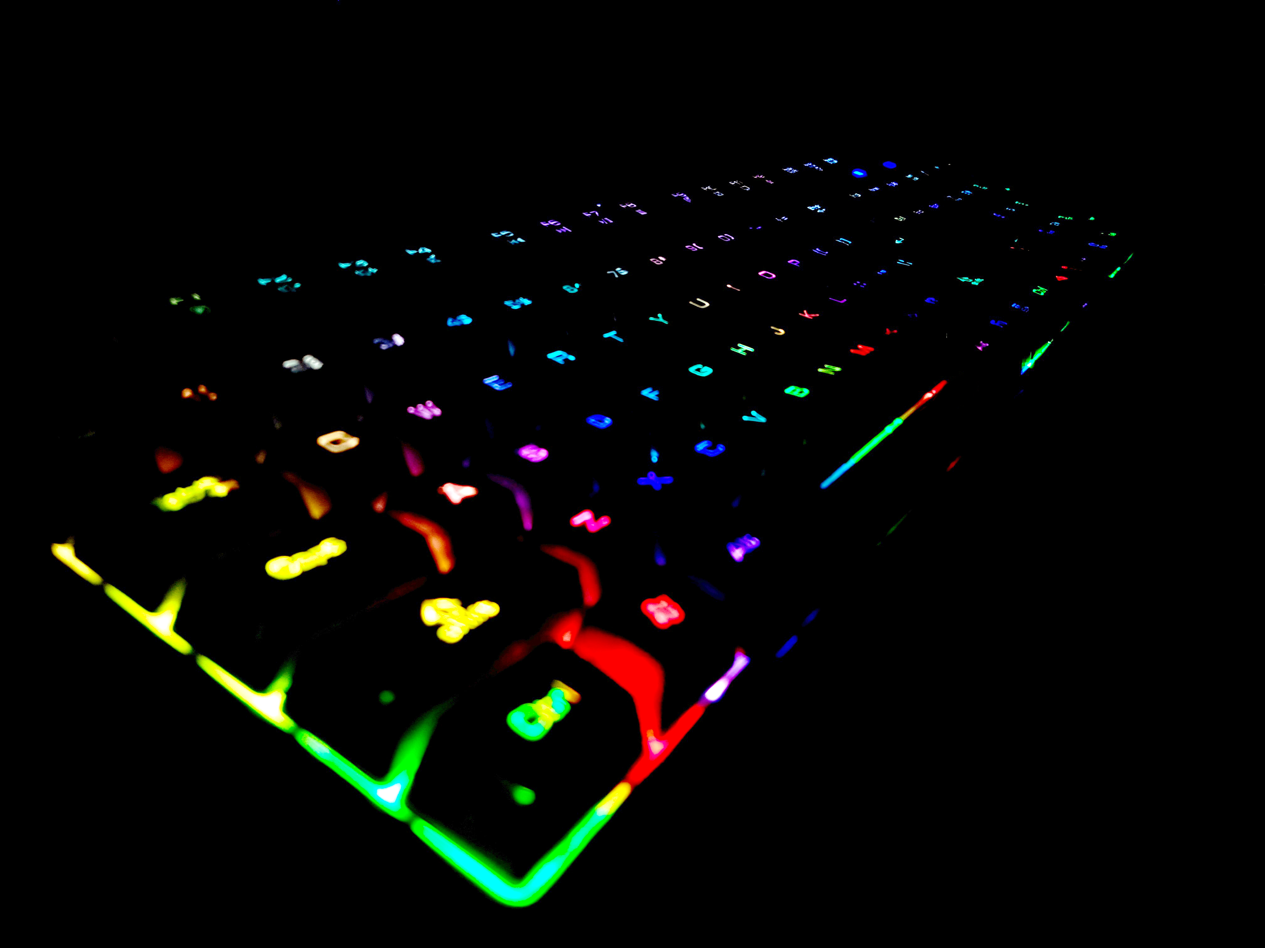 87623 скачать картинку клавиатура, разноцветный, подсветка, темные, клавиша - обои и заставки бесплатно