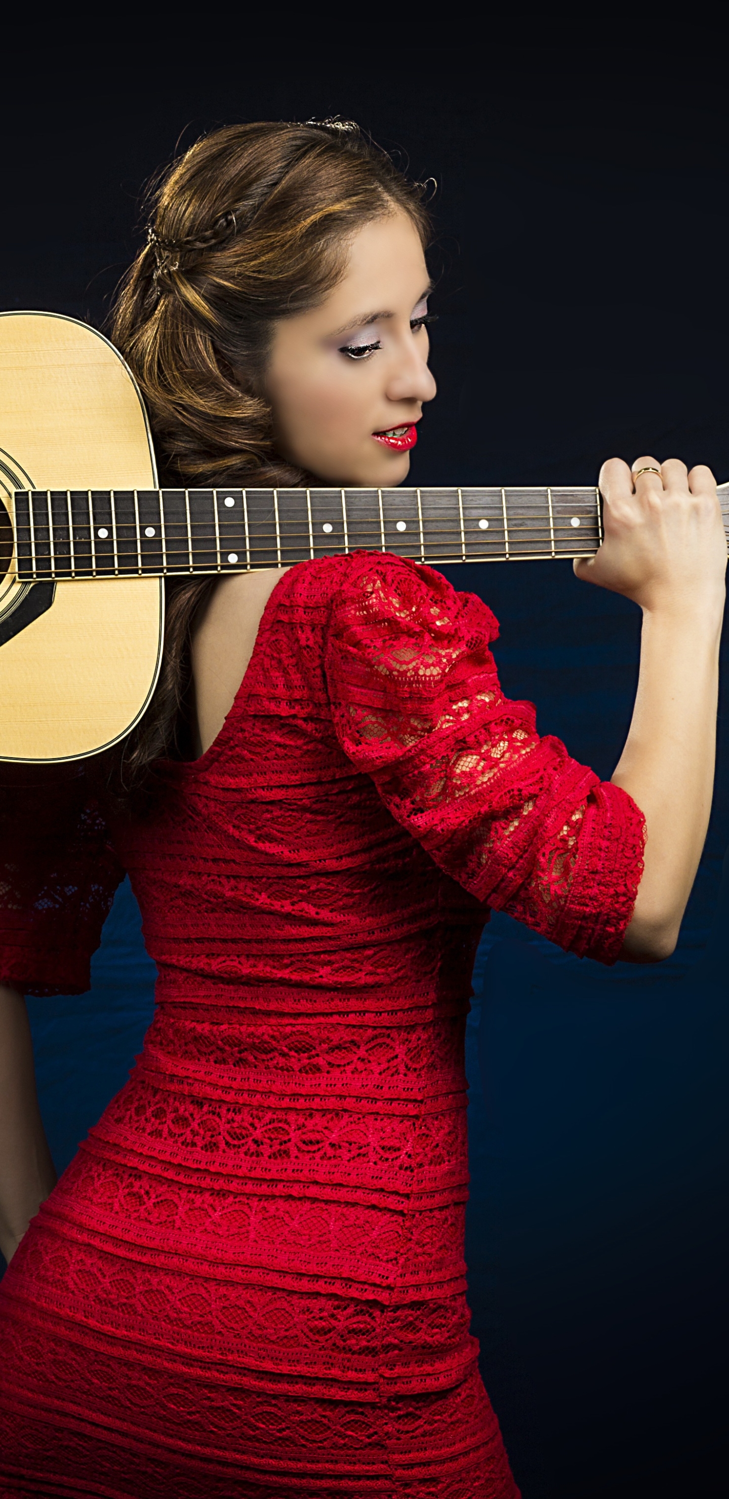 Descarga gratuita de fondo de pantalla para móvil de Morena, Guitarra, Modelo, Mujeres, Vestido Rojo.