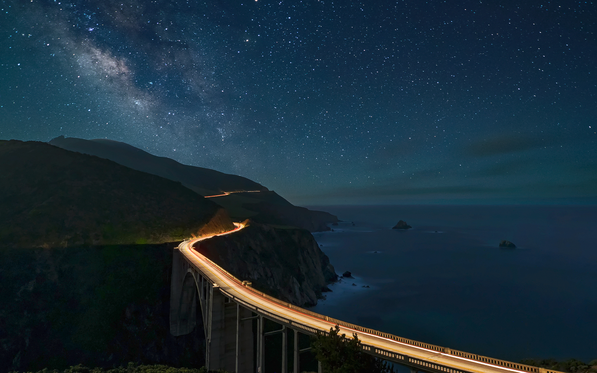 Baixar papel de parede para celular de Estrelas, Noite, Horizonte, Costa, Luz, Estrada, Oceano, Feito Pelo Homem gratuito.