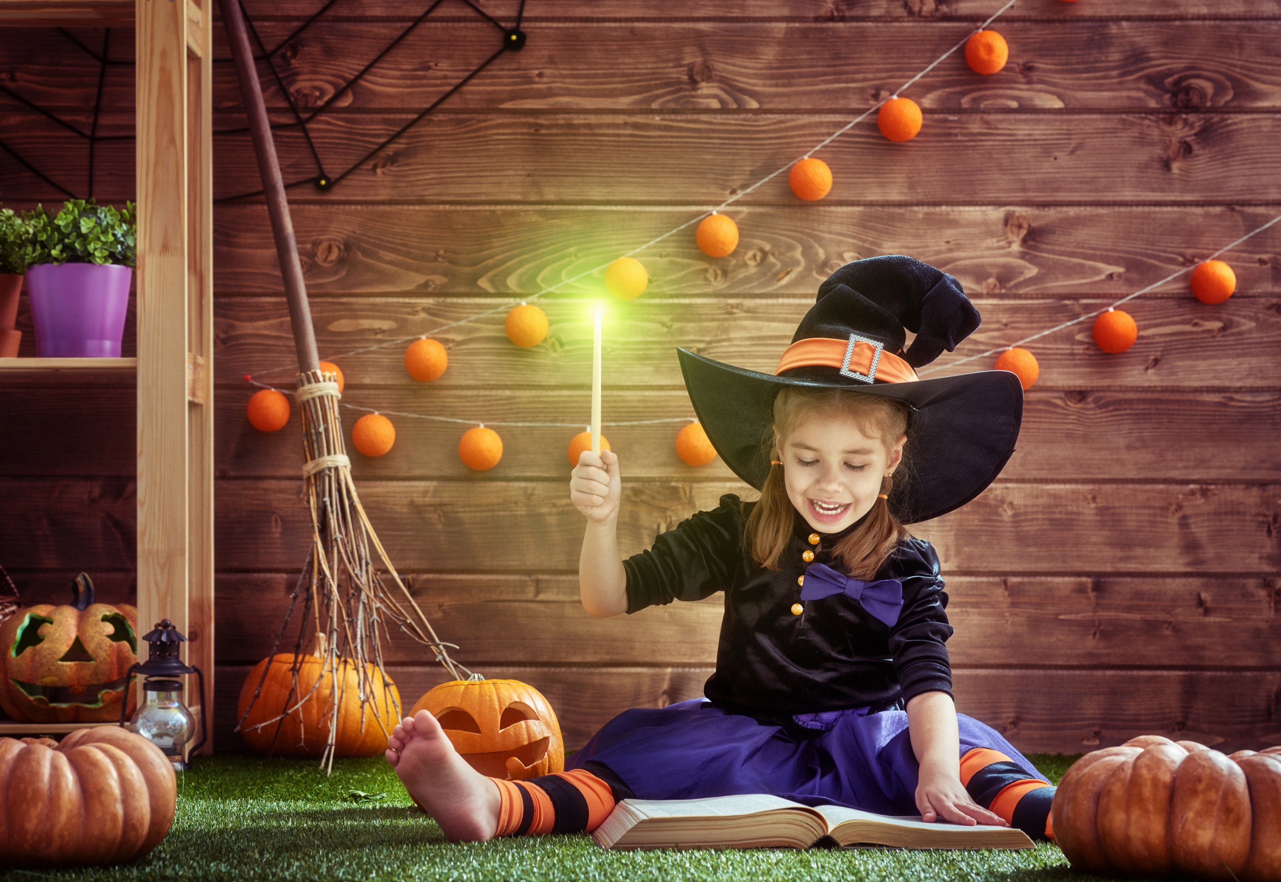 Скачать картинку Хэллоуин, Ребёнок, Фонарь Джека, Ведьма, Праздничные, Шляпа Ведьмы в телефон бесплатно.