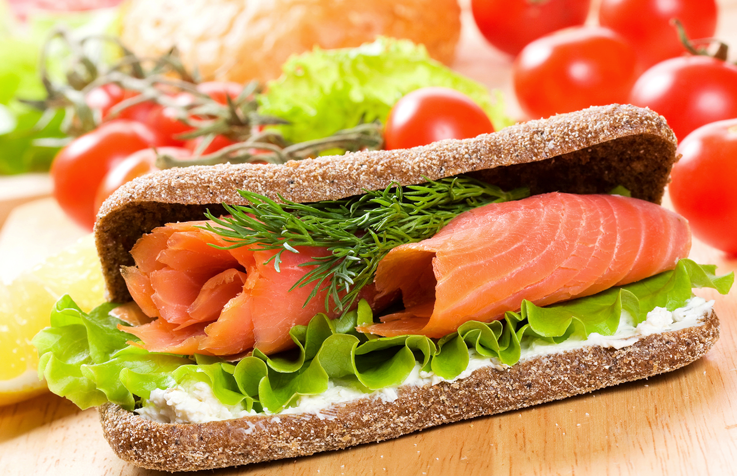 Laden Sie das Fisch, Brot, Tomate, Sandwich, Lachs, Nahrungsmittel, Kopfsalat-Bild kostenlos auf Ihren PC-Desktop herunter