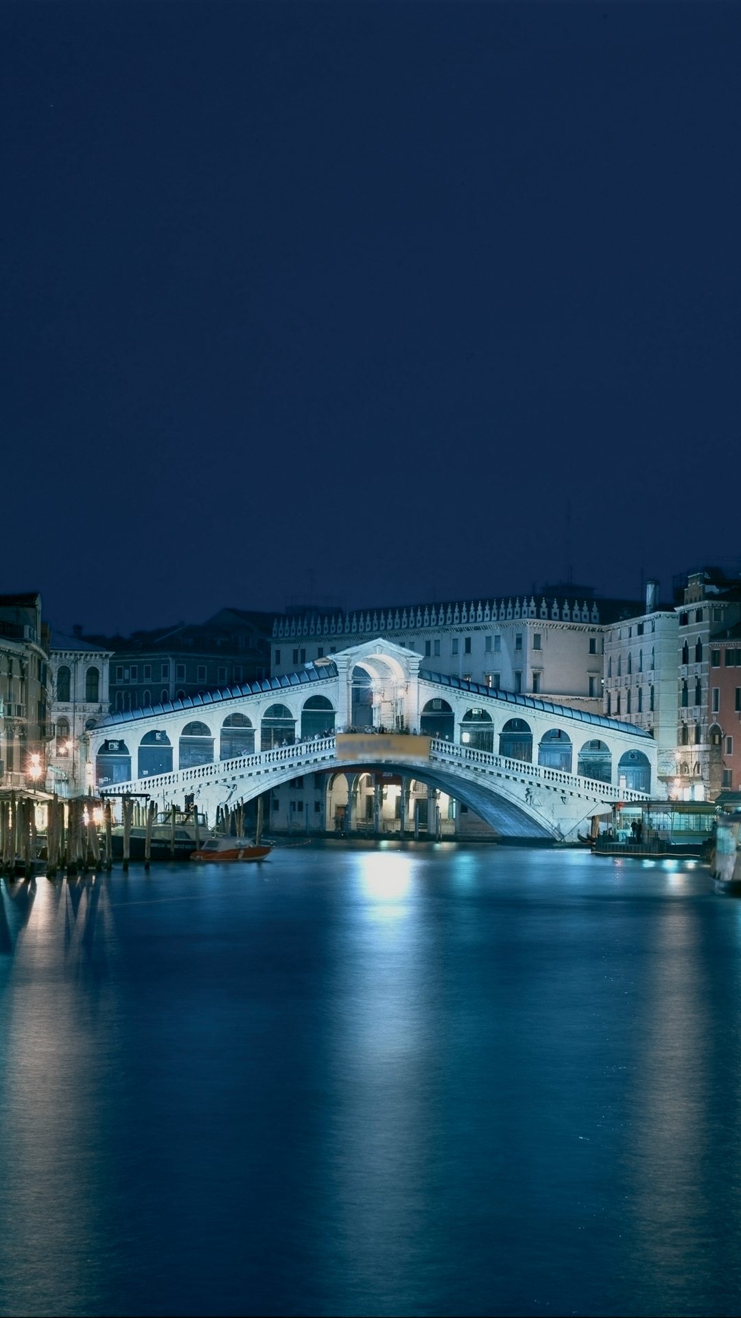 Скачать картинку Города, Река, Ночь, Италия, Венеция, Город, Свет, Мост, Канал, Легкий, Мост Риальто, Сделано Человеком в телефон бесплатно.