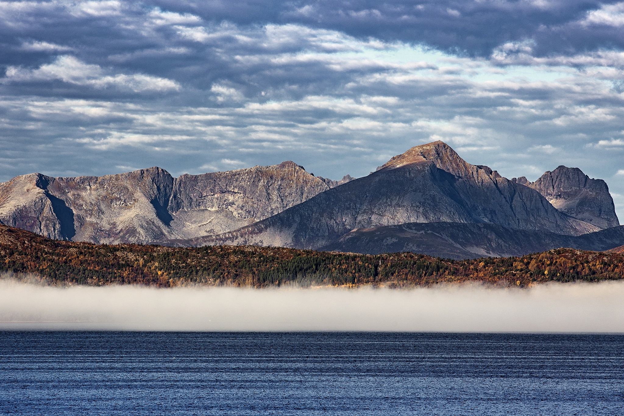 Descarga gratis la imagen Paisaje, Naturaleza, Montañas, Montaña, Niebla, Acantilado, Nube, Tierra/naturaleza en el escritorio de tu PC