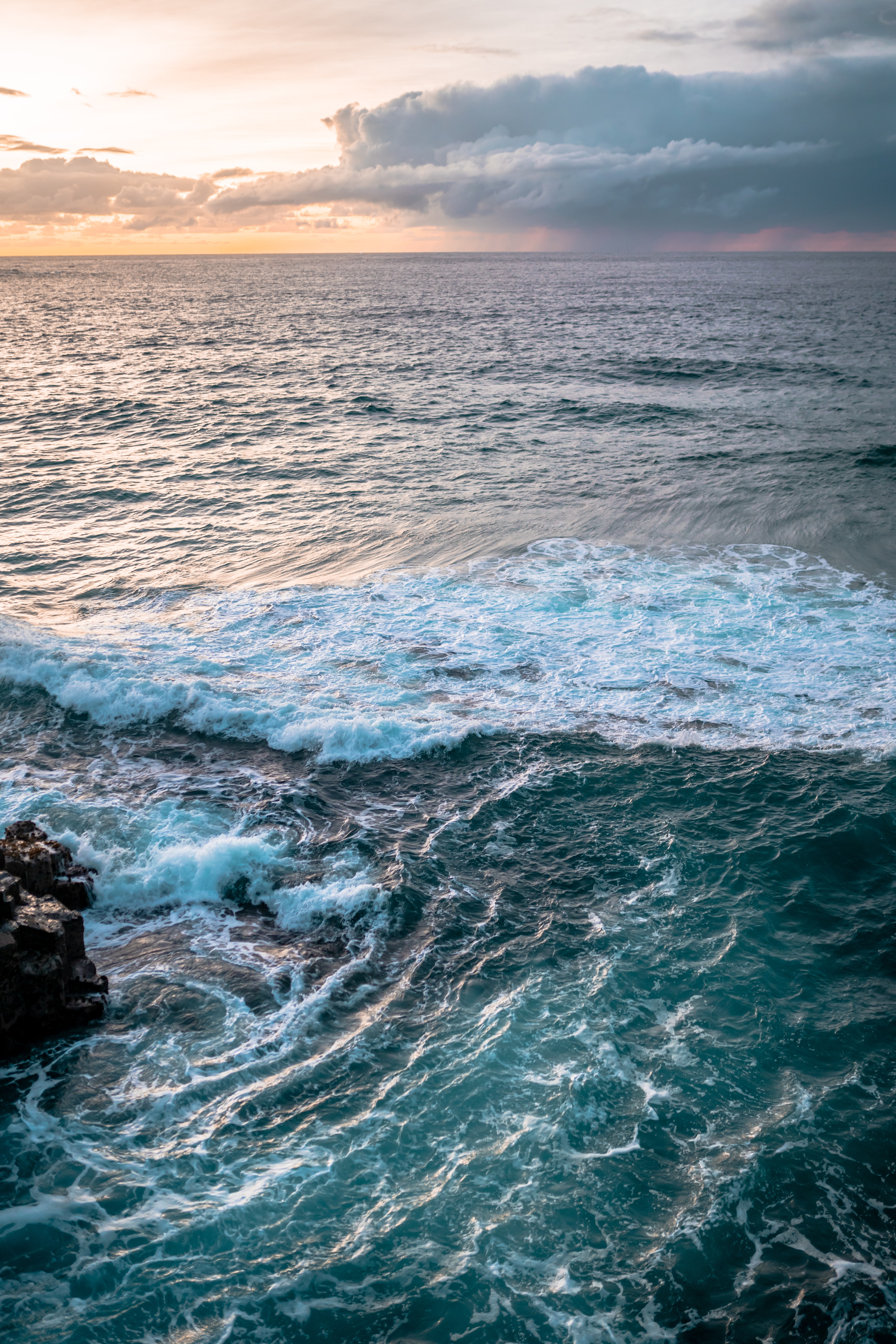 Скачать картинку Океан, Камни, Горизонт, Волны, Вода, Природа в телефон бесплатно.