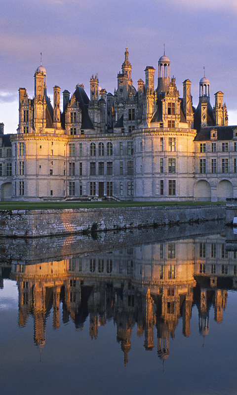 Fondo de pantalla de reflexión del Château de Chambord para el fondo del teléfono