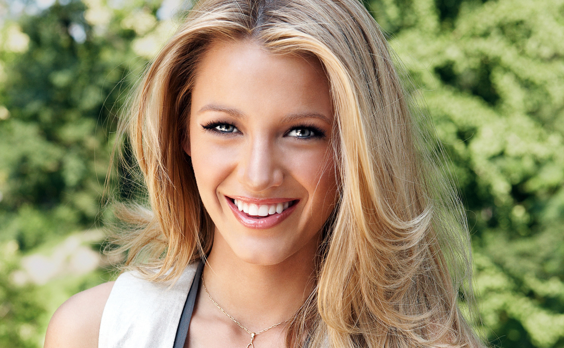 Download mobile wallpaper Smile, Blonde, Blue Eyes, American, Celebrity, Actress, Blake Lively for free.