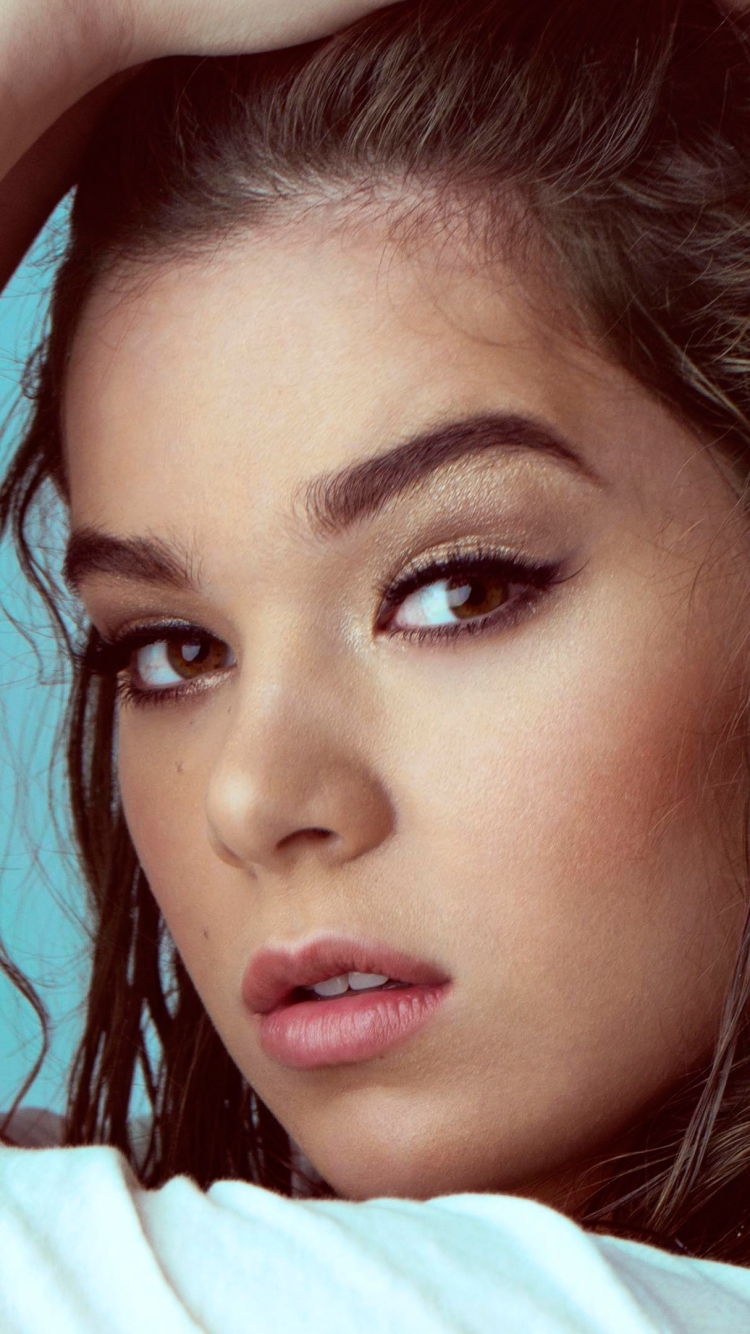 Download mobile wallpaper Face, Brunette, American, Celebrity, Brown Eyes, Actress, Hailee Steinfeld for free.