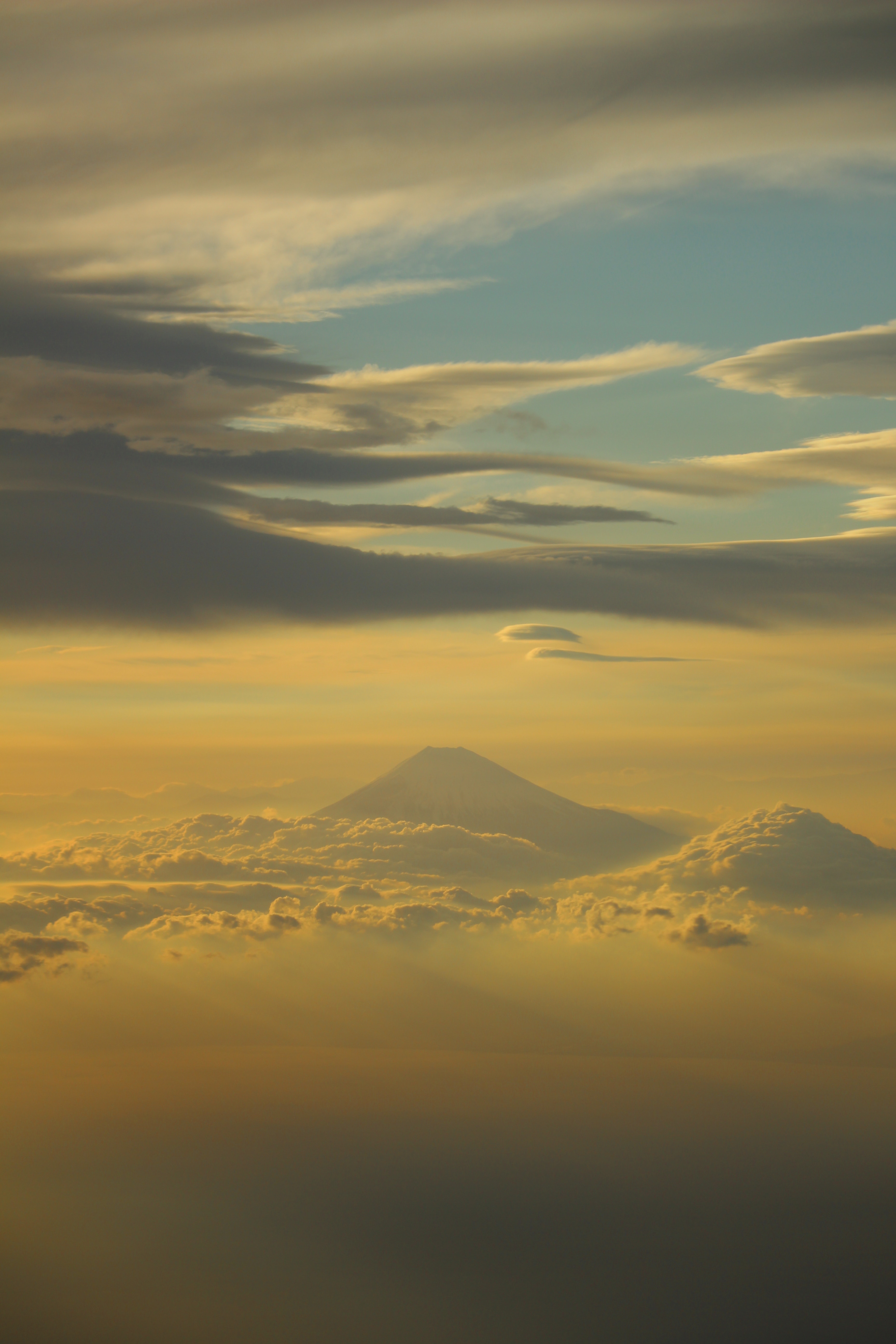 Descarga gratis la imagen Naturaleza, Nubes, Montaña, Arriba, Niebla, Cielo, Vértice en el escritorio de tu PC