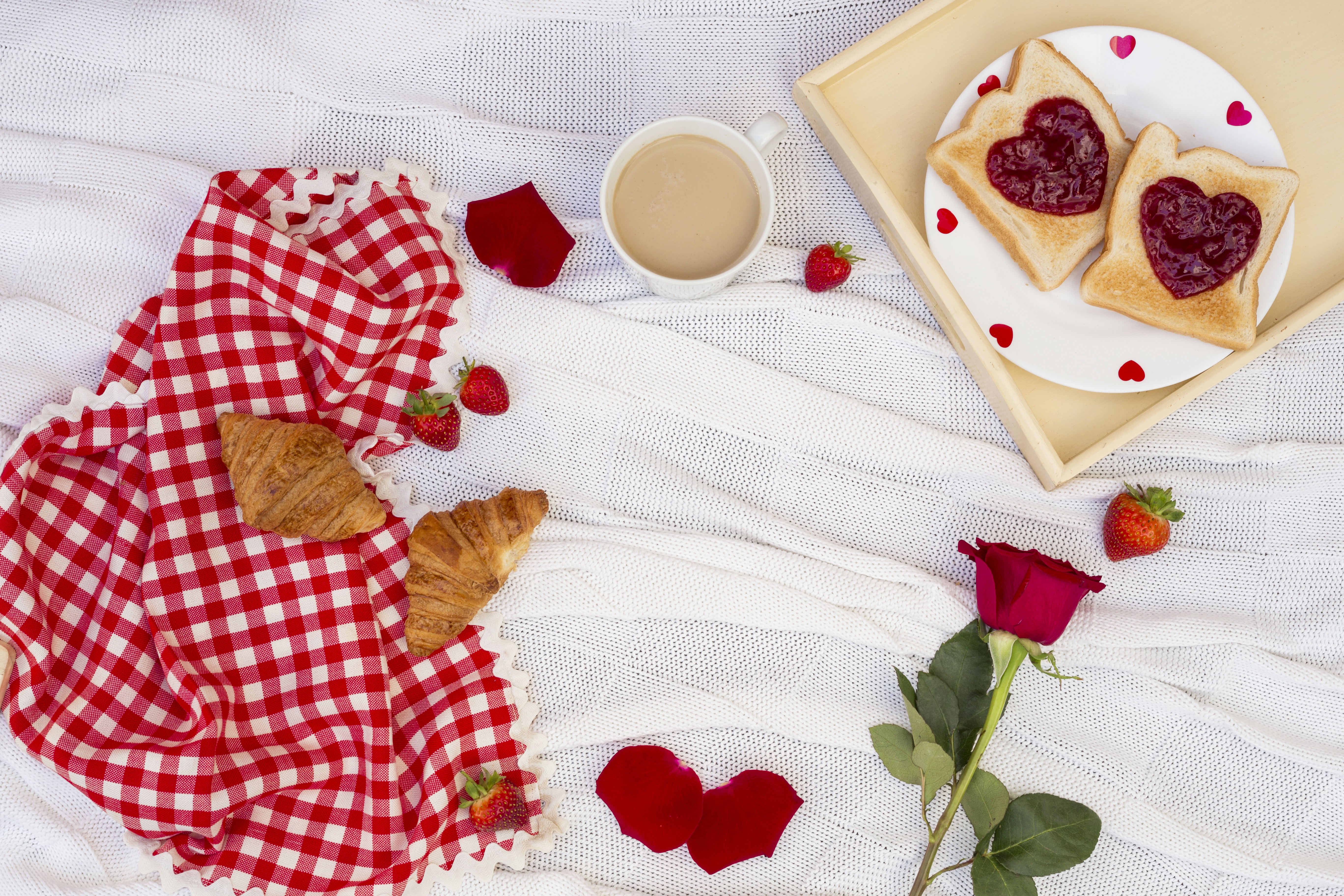 Handy-Wallpaper Feiertage, Liebe, Valentinstag, Rose, Croissant, Romantisch, Kaffee, Frühstuck kostenlos herunterladen.