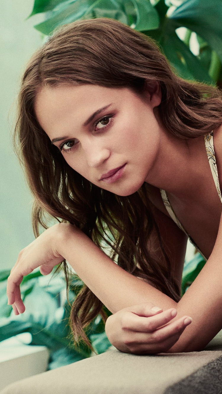 Download mobile wallpaper Brunette, Celebrity, Brown Eyes, Actress, Lying Down, Swedish, Alicia Vikander for free.