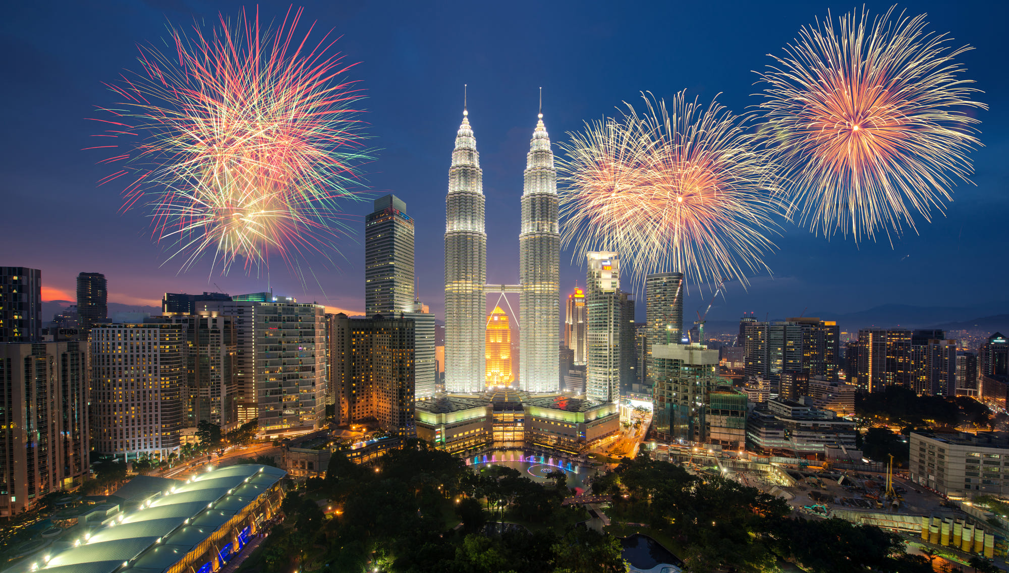 Laden Sie das Bunt, Feuerwerk, Kuala Lumpur, Malaysia, Fotografie, Großstadt-Bild kostenlos auf Ihren PC-Desktop herunter