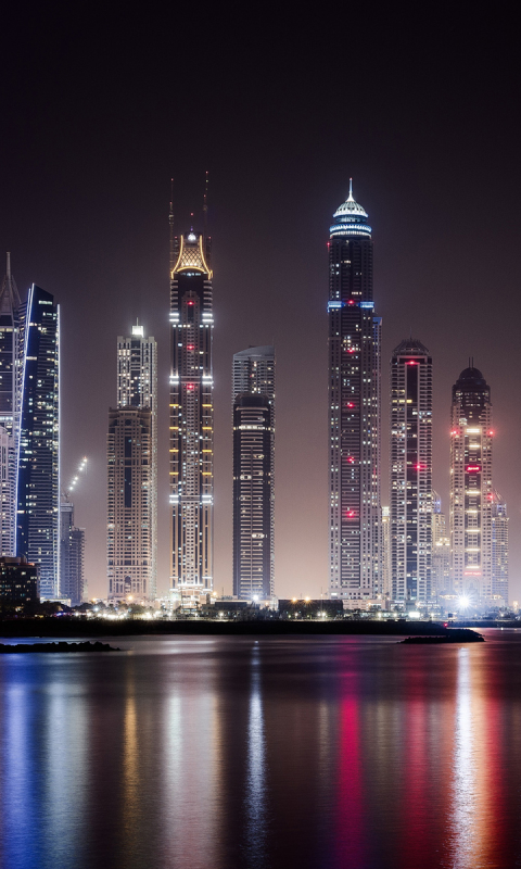 Handy-Wallpaper Städte, Wasser, Stadt, Wolkenkratzer, Dubai, Stadtbild, Nacht, Menschengemacht, Großstadt, Spiegelung, Betrachtung kostenlos herunterladen.